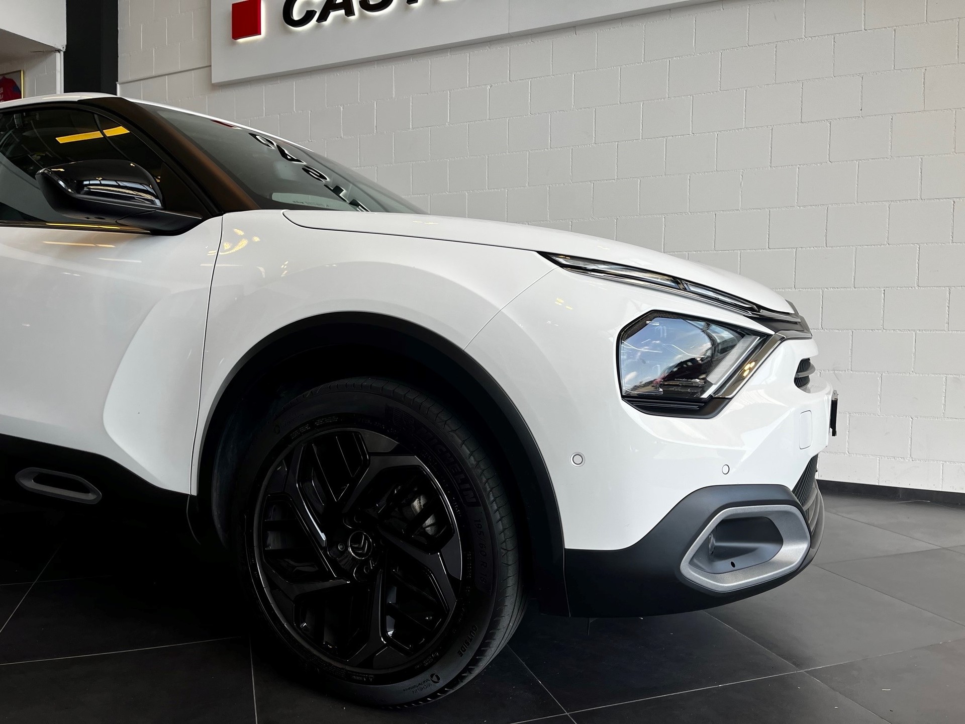CITROEN C4 1.2 PureT Shine EAT8-image-1