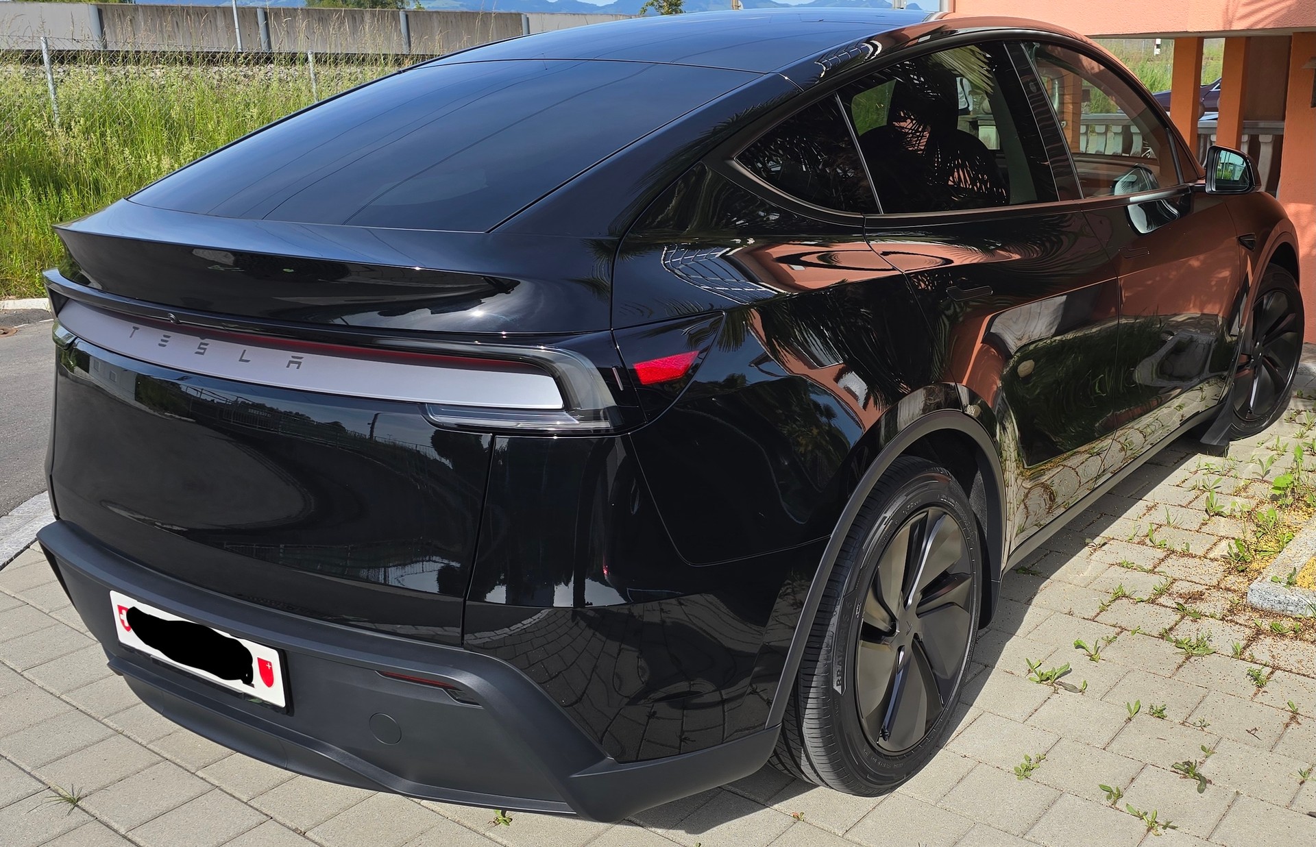 TESLA Model Y Long Range Dual Motor AWD-image-2