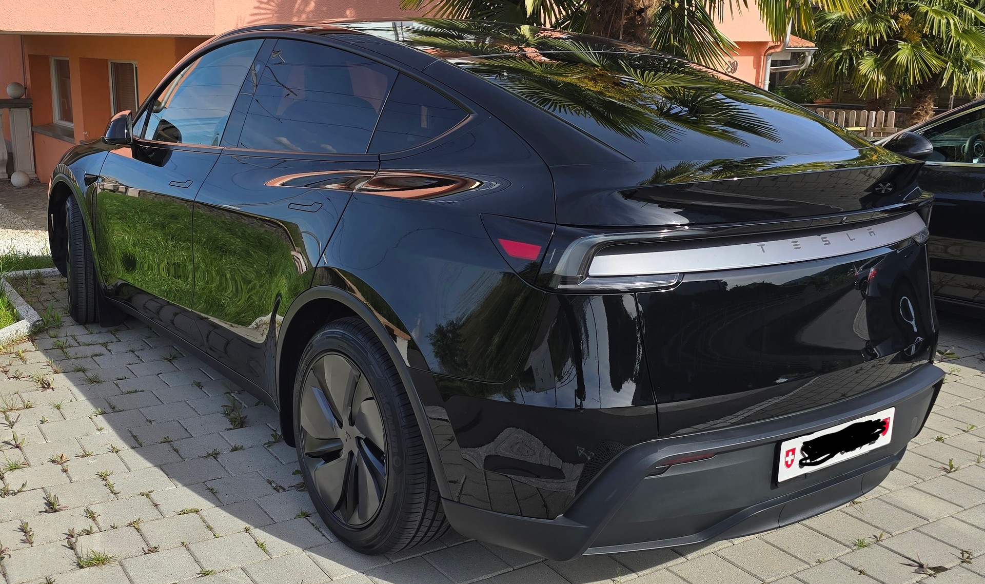TESLA Model Y Long Range Dual Motor AWD-image-1