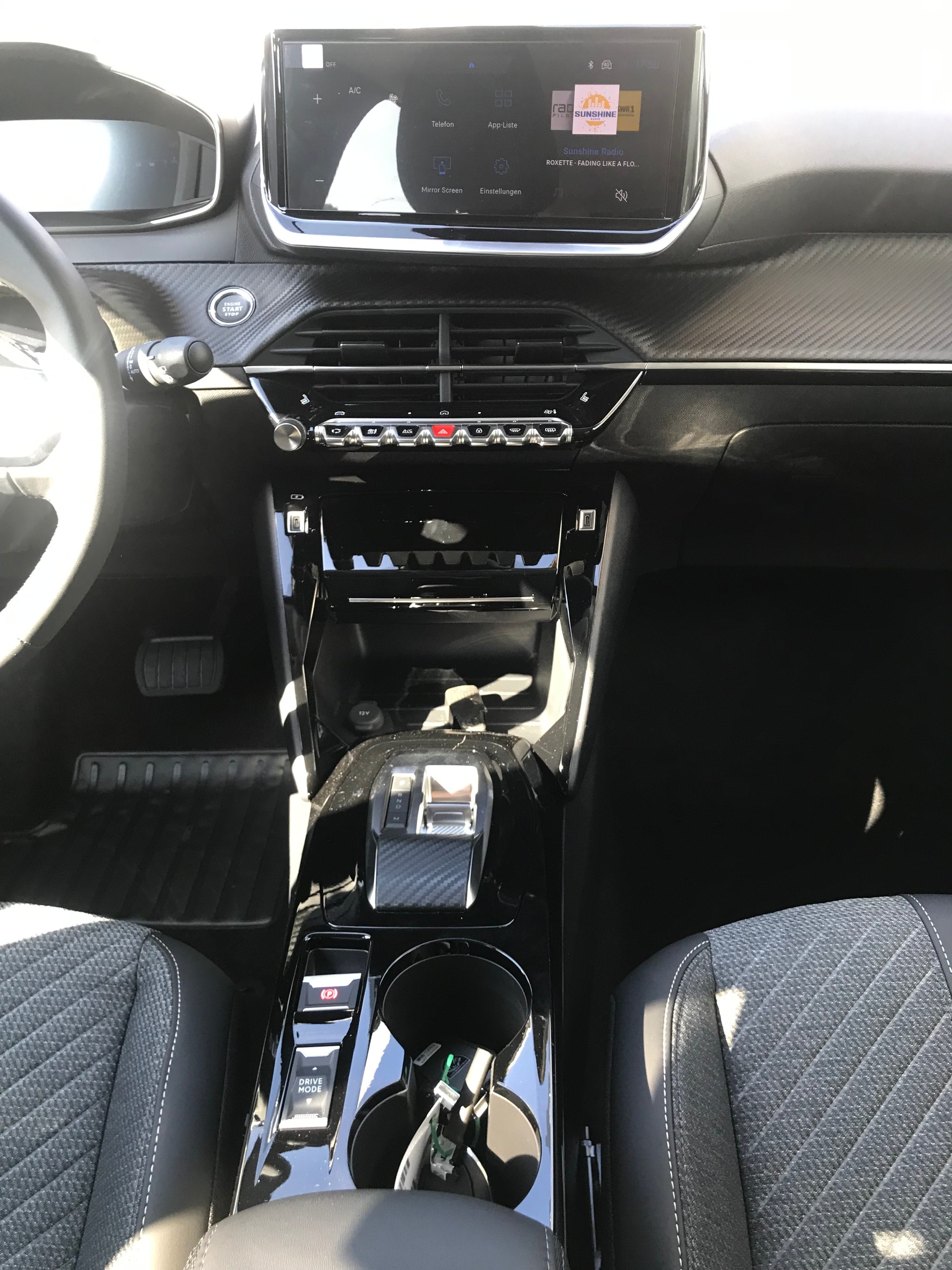 PEUGEOT 208 1.2 MHEV 110 Allure Premium-image-8