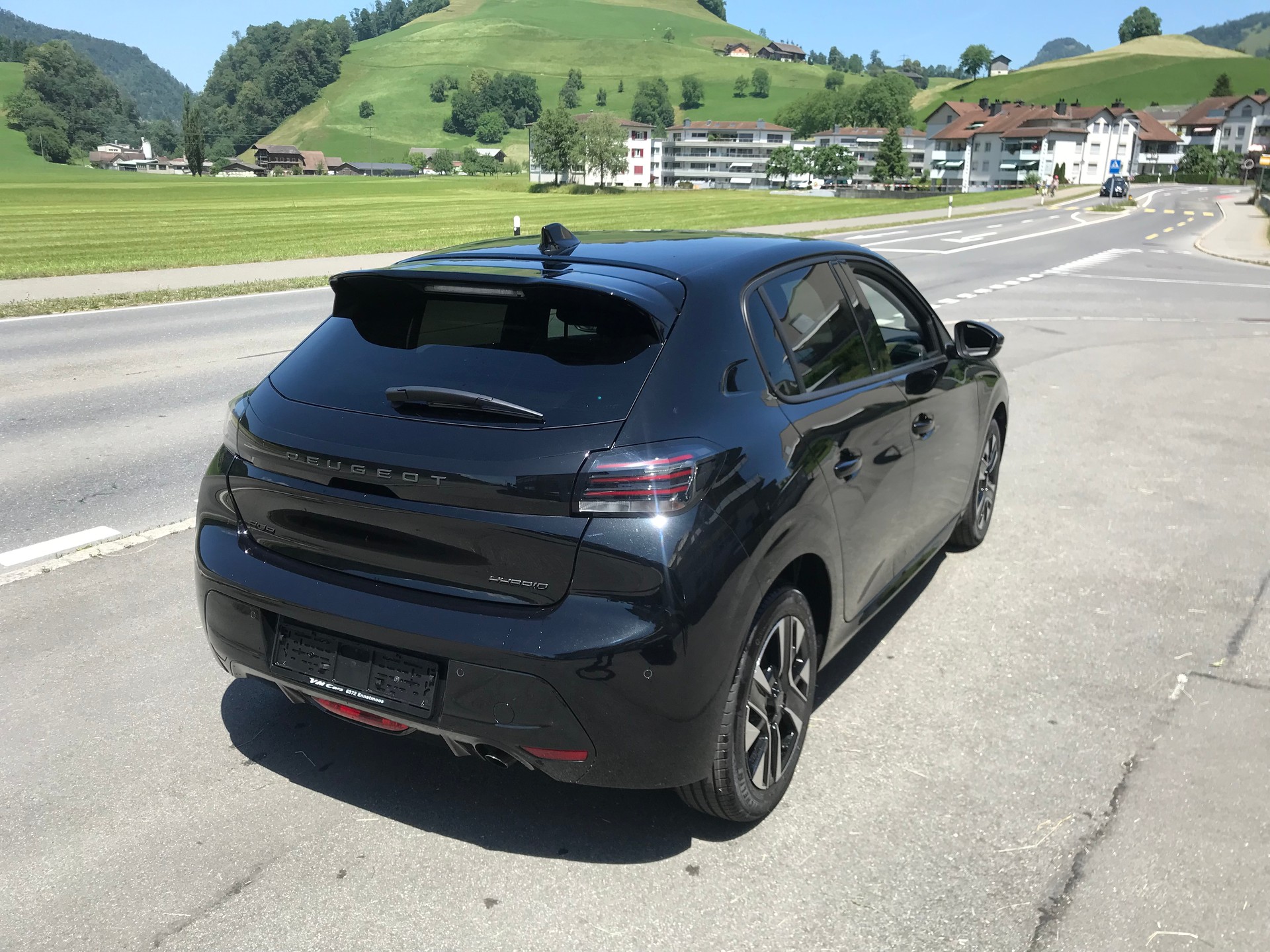 PEUGEOT 208 1.2 MHEV 110 Allure Premium-image-9
