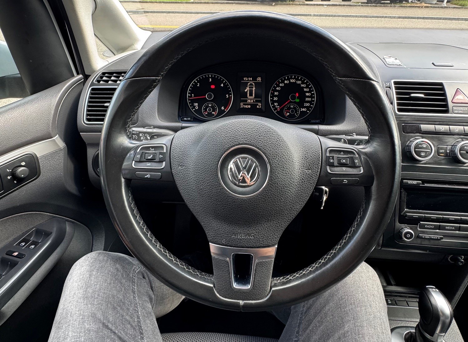 VW Touran 1.6 TDI BlueMotion Technology Trendline DSG-image-14