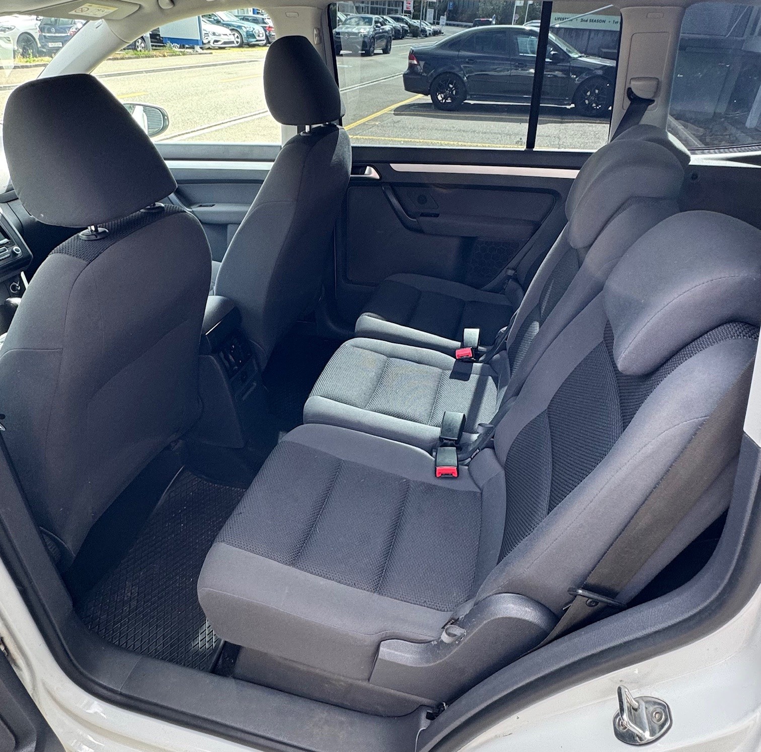 VW Touran 1.6 TDI BlueMotion Technology Trendline DSG-image-8