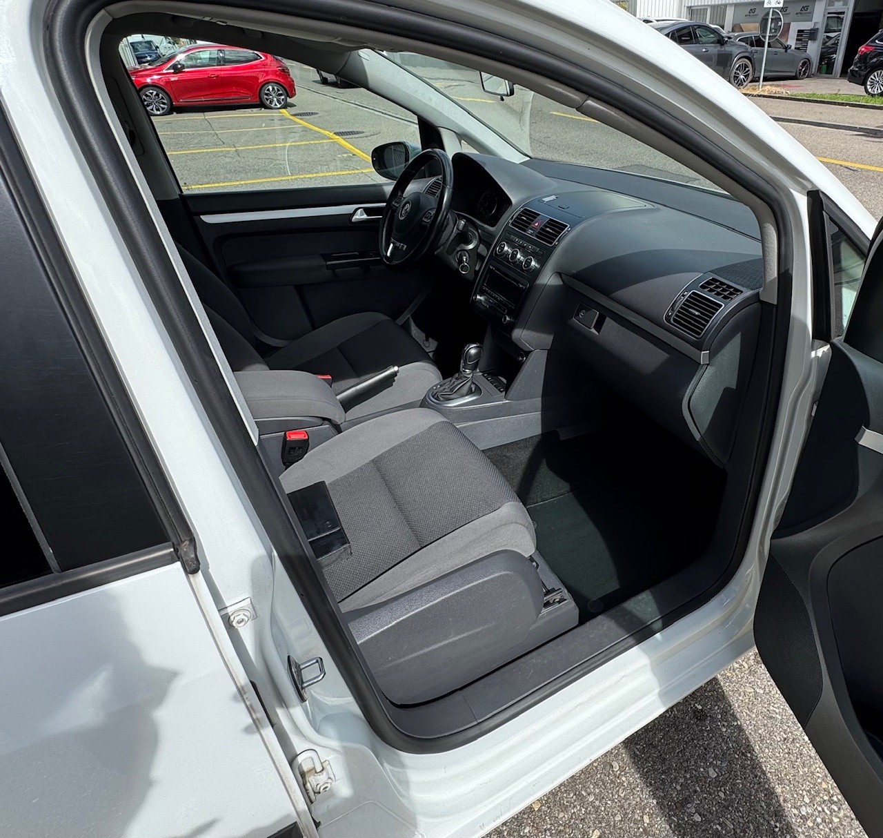 VW Touran 1.6 TDI BlueMotion Technology Trendline DSG-image-10