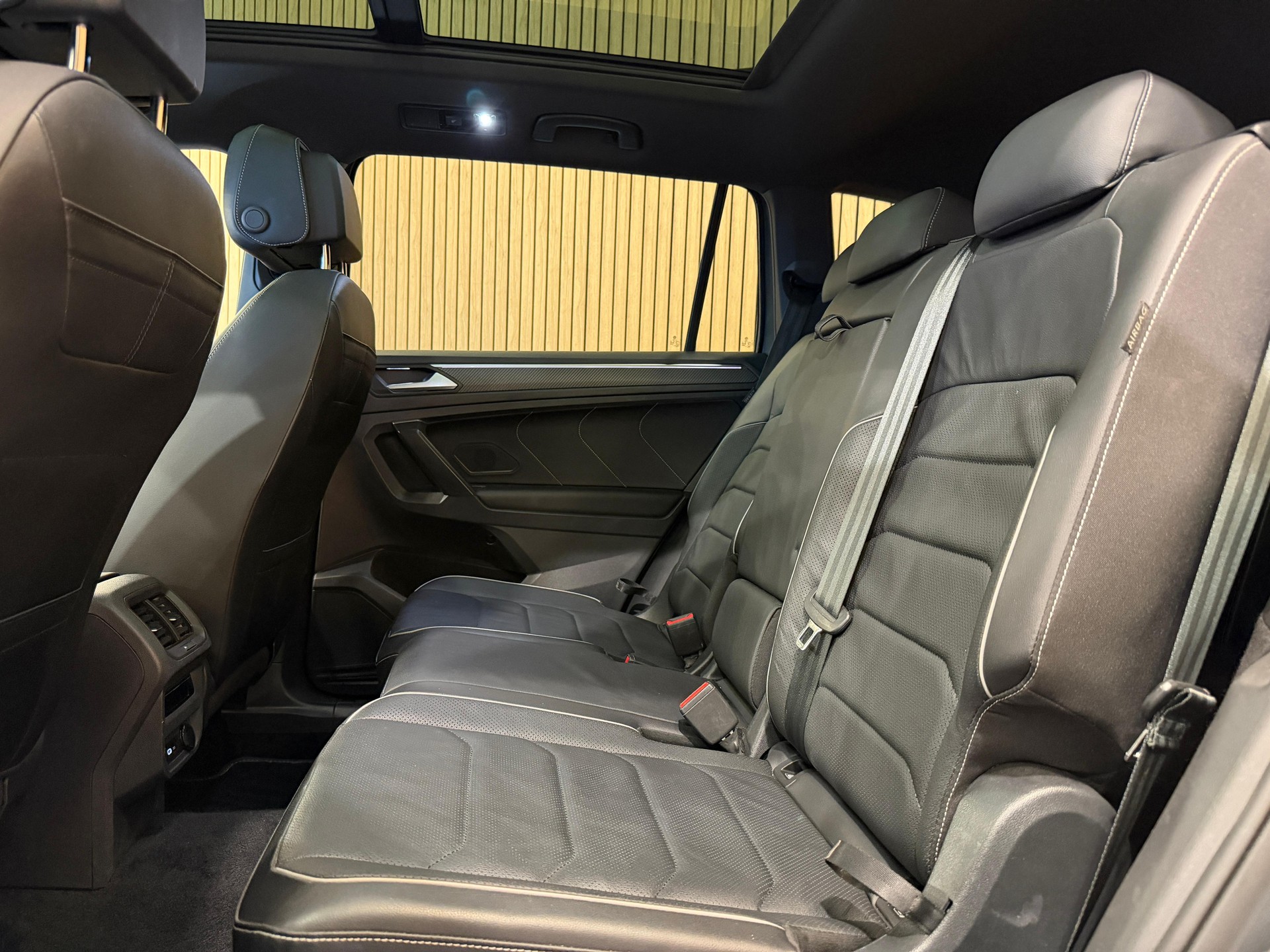 VW Tiguan Allspace 2.0 TDI SCR R-Line 4Motion DSG *7 Plätzer*-image-22