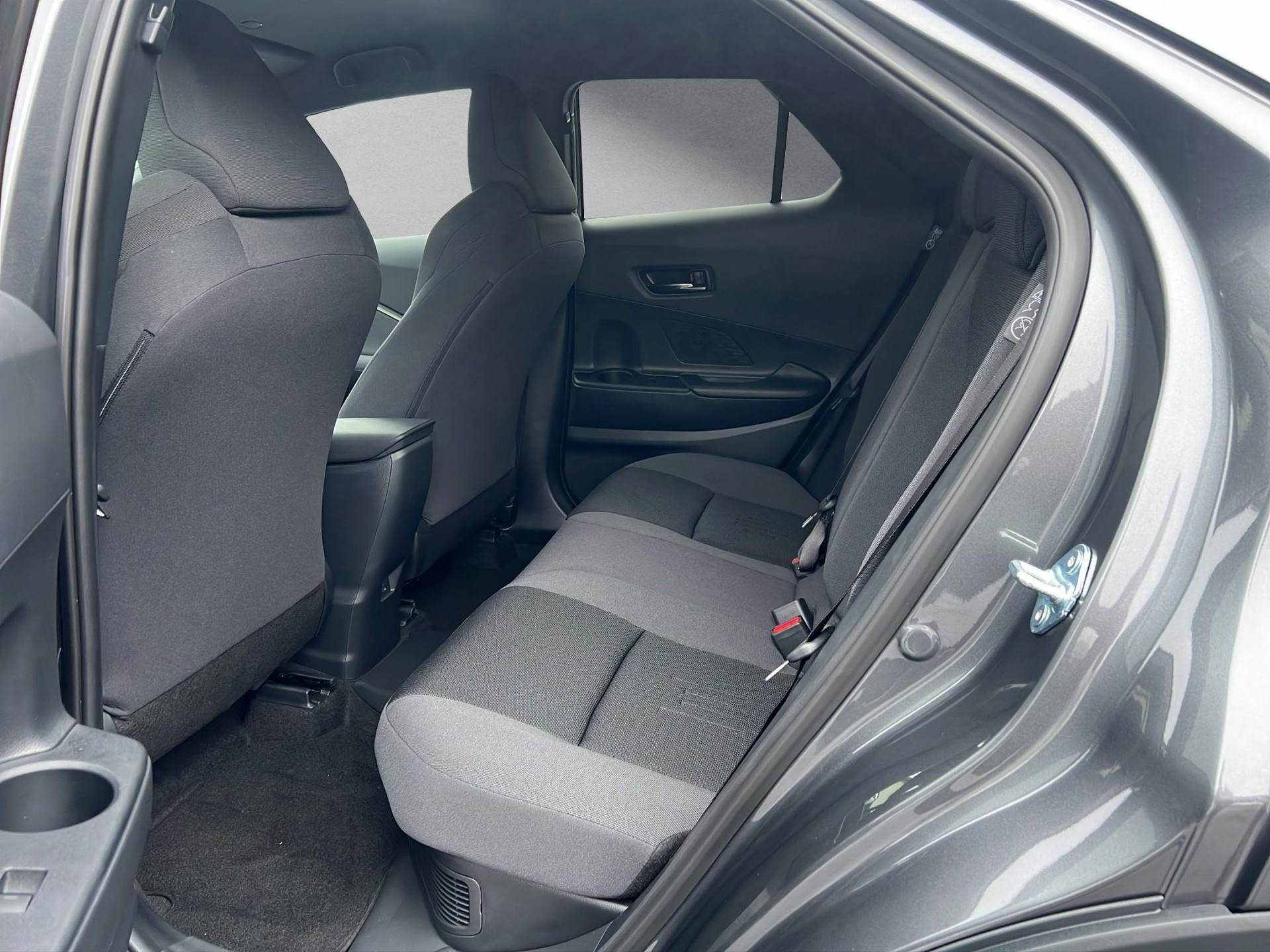 TOYOTA C-HR 2.0 PHEV Swiss Edition-image-9
