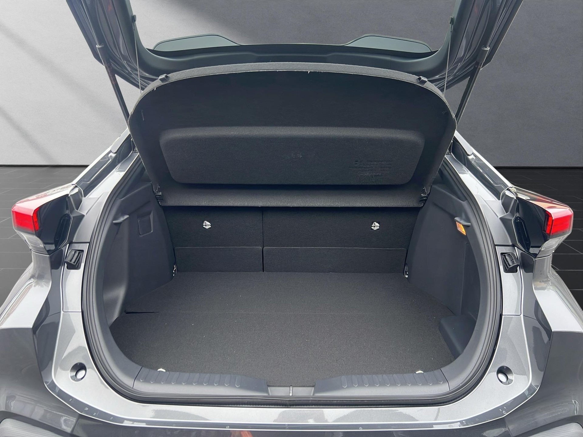 TOYOTA C-HR 2.0 PHEV Swiss Edition-image-10