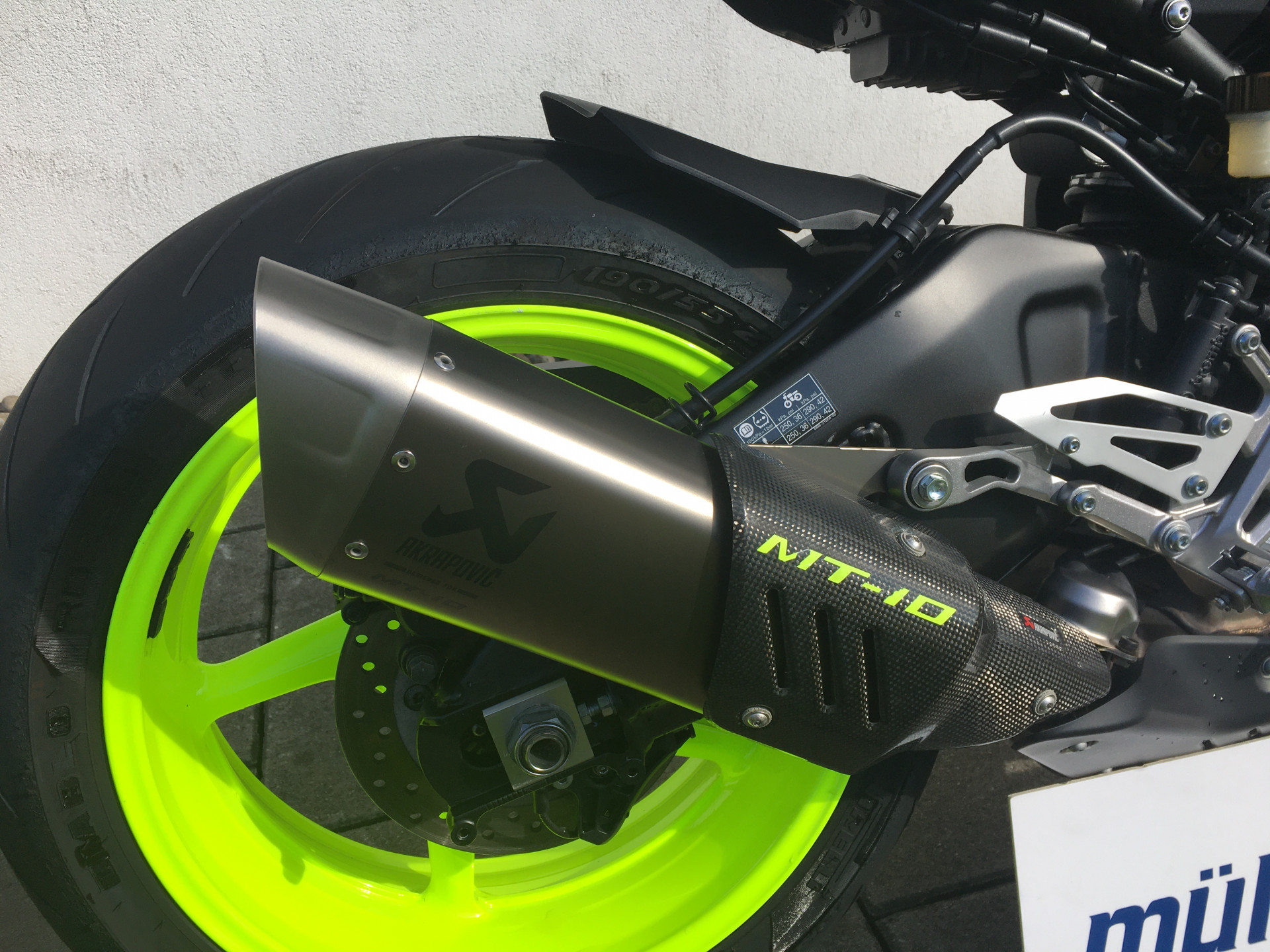 YAMAHA MT-10-showroom-element-3