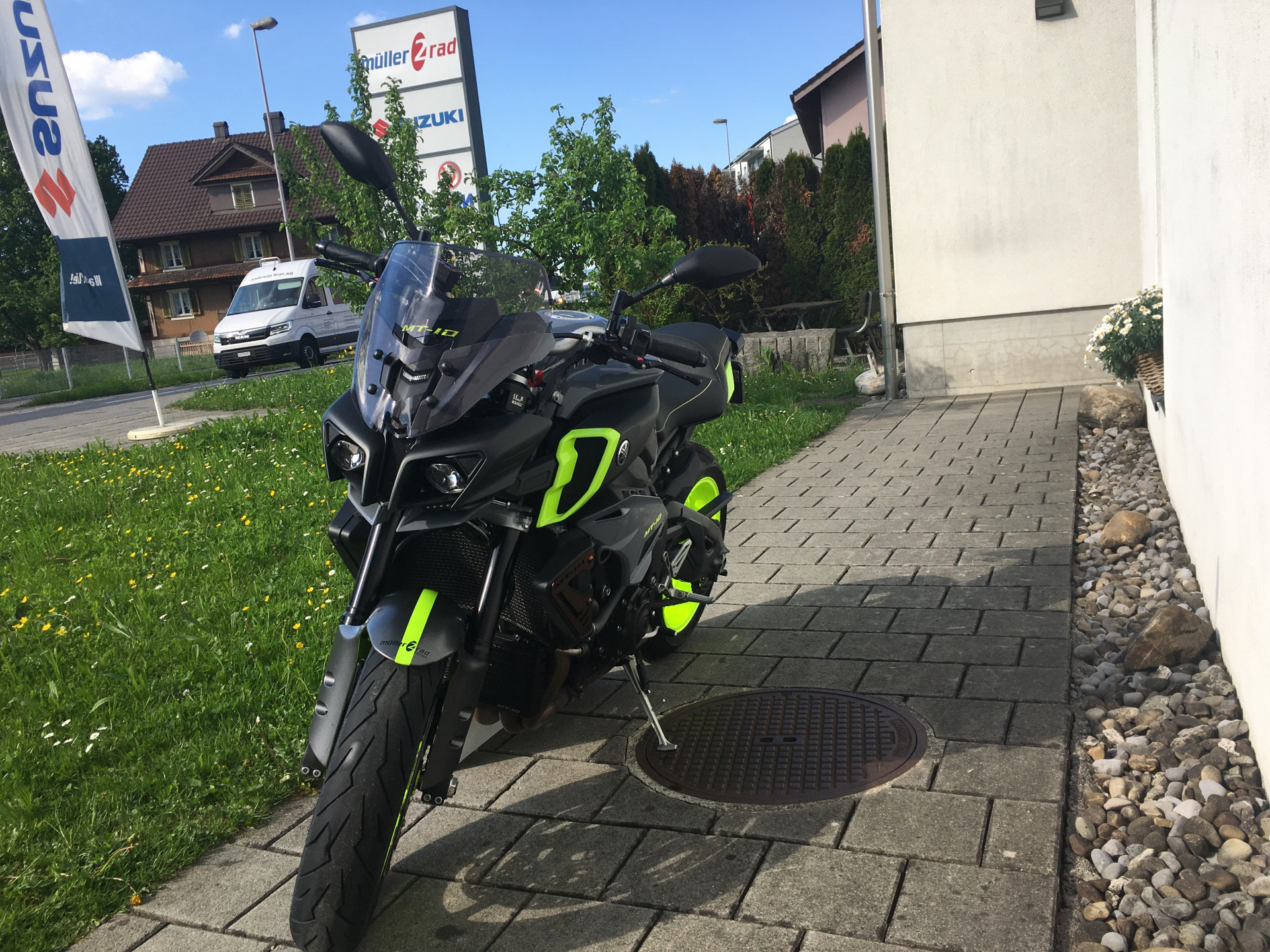 YAMAHA MT-10-showroom-element-1