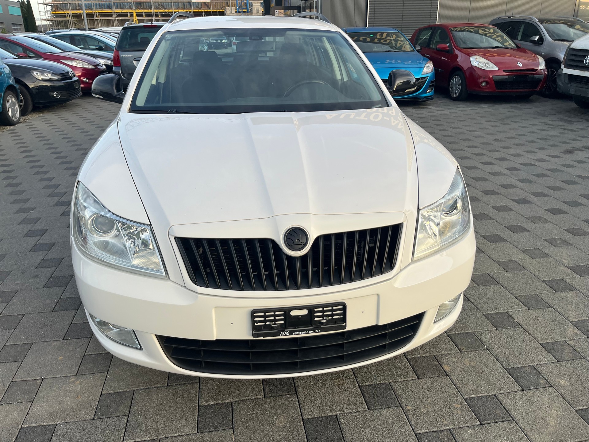 SKODA Octavia Combi 1.8 TSI Laurin & Klement DSG-image-2