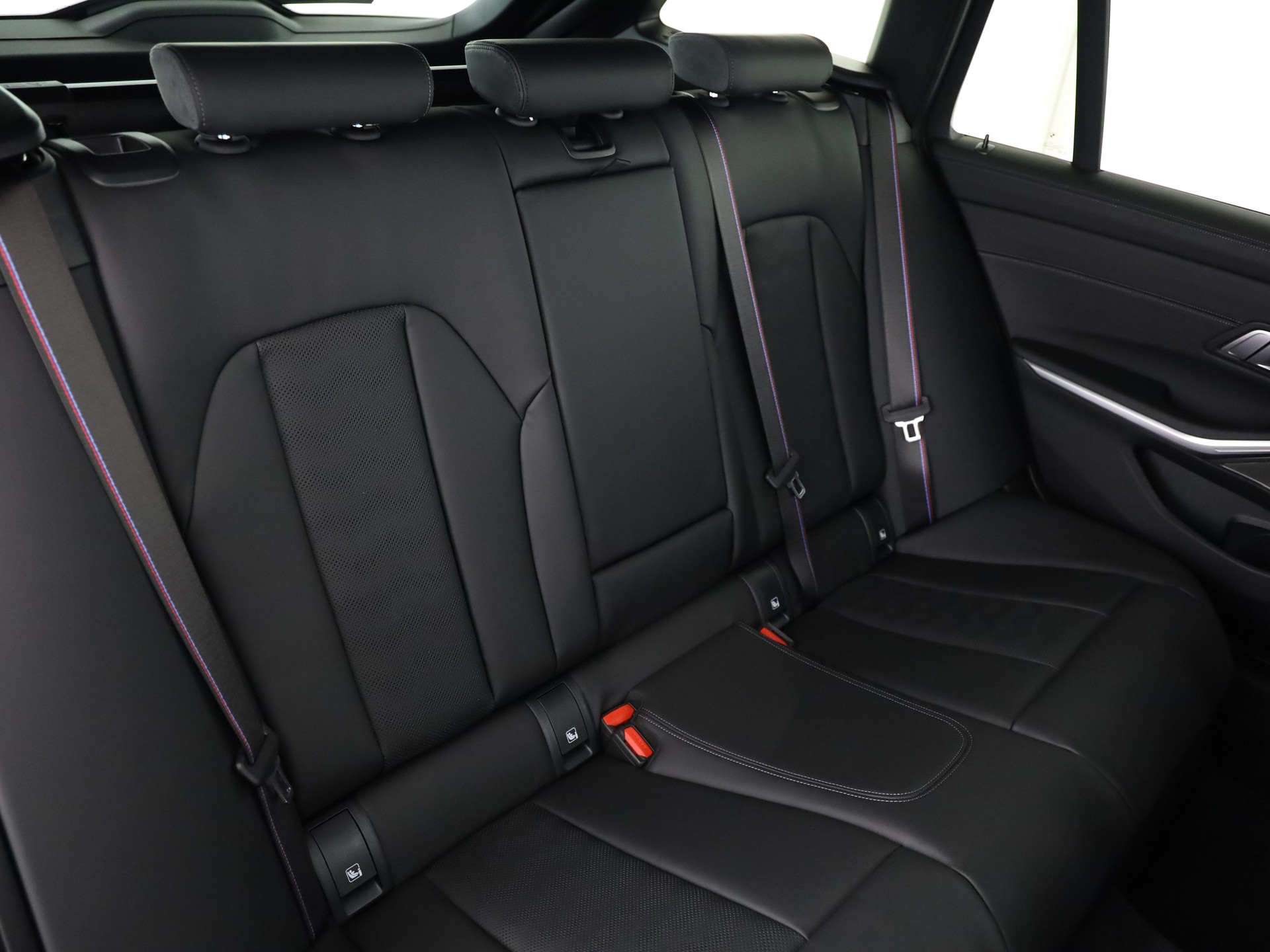 BMW M3 Competition xDrive Touring-image-17
