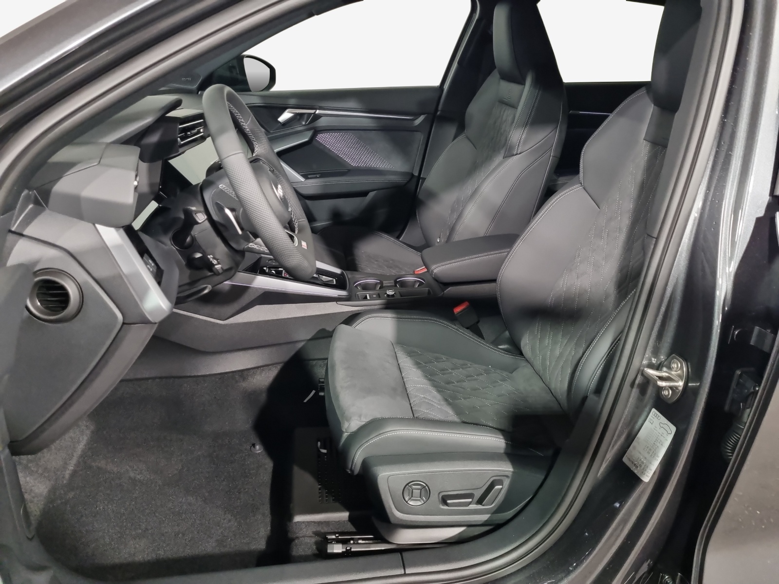 AUDI A3 Sportback TFSI 110 kW S line Attraction S tronic-image-5