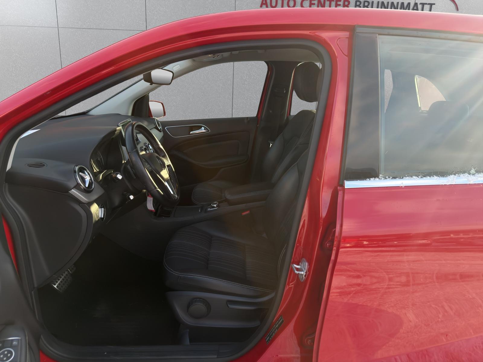 MERCEDES-BENZ B 180 Active Edition-image-7