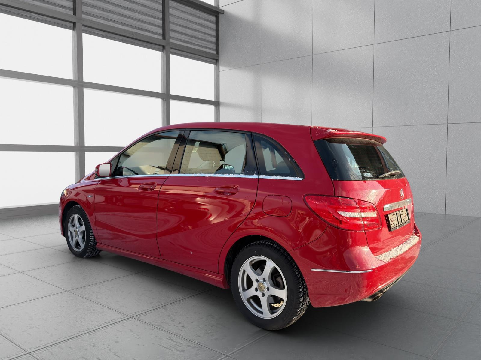 MERCEDES-BENZ B 180 Active Edition-image-4