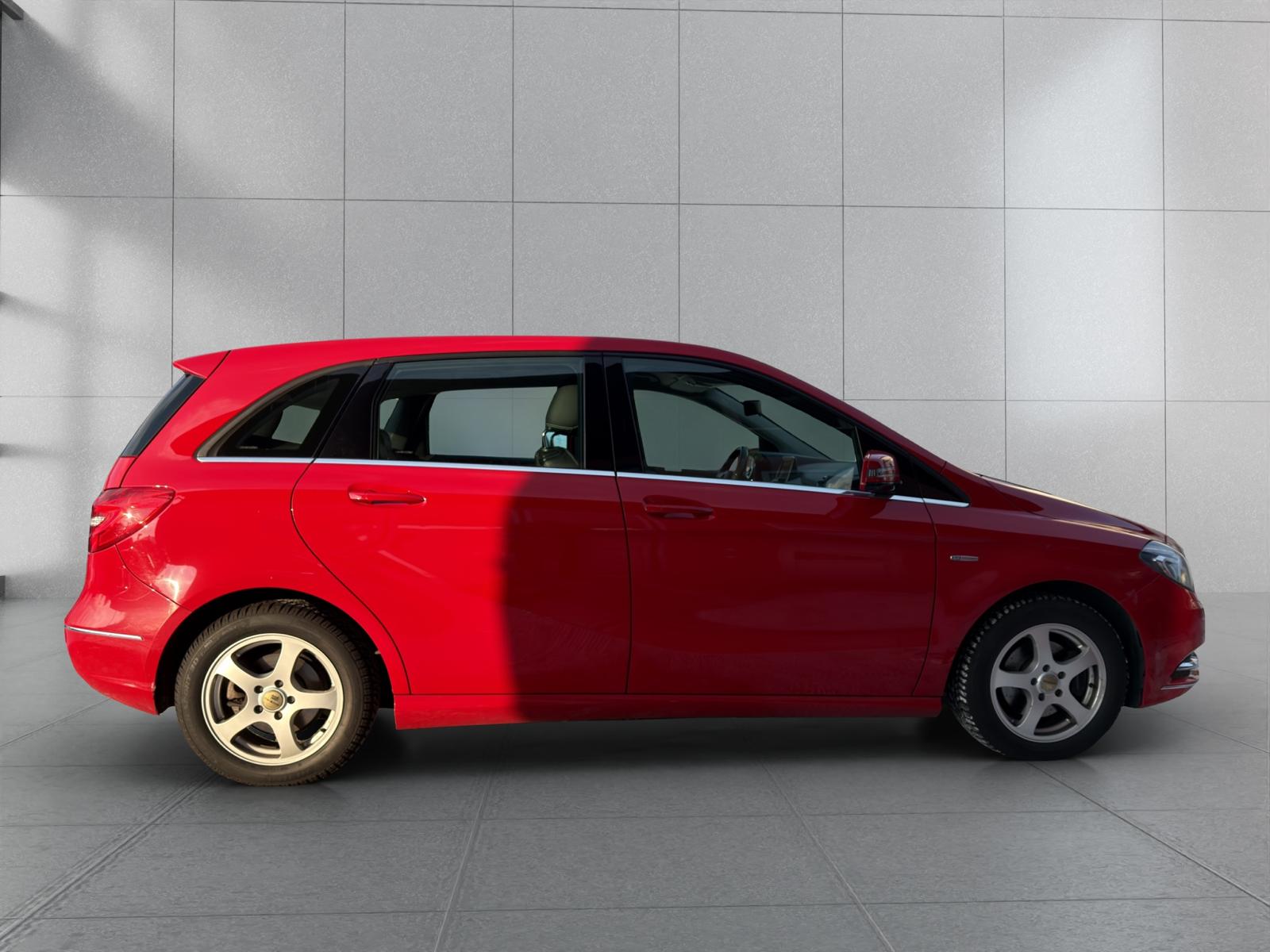 MERCEDES-BENZ B 180 Active Edition-image-9