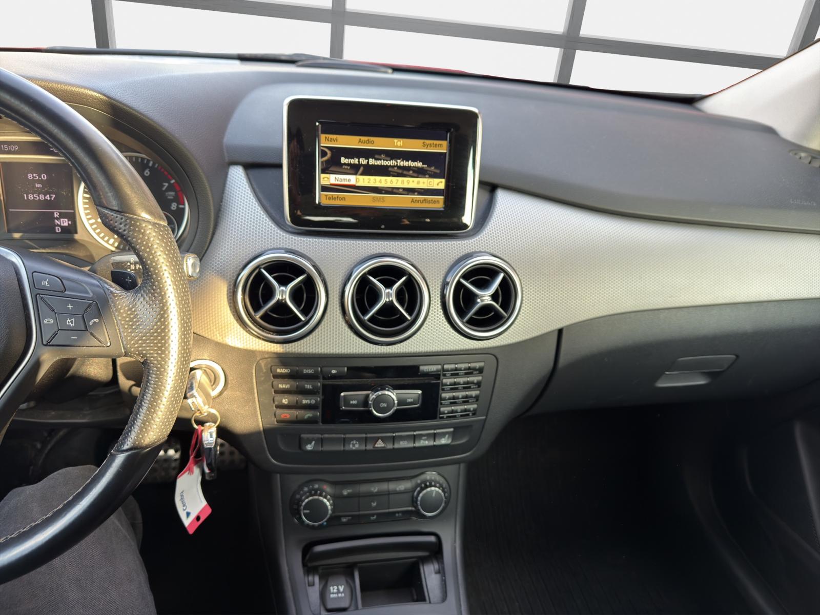MERCEDES-BENZ B 180 Active Edition-image-10