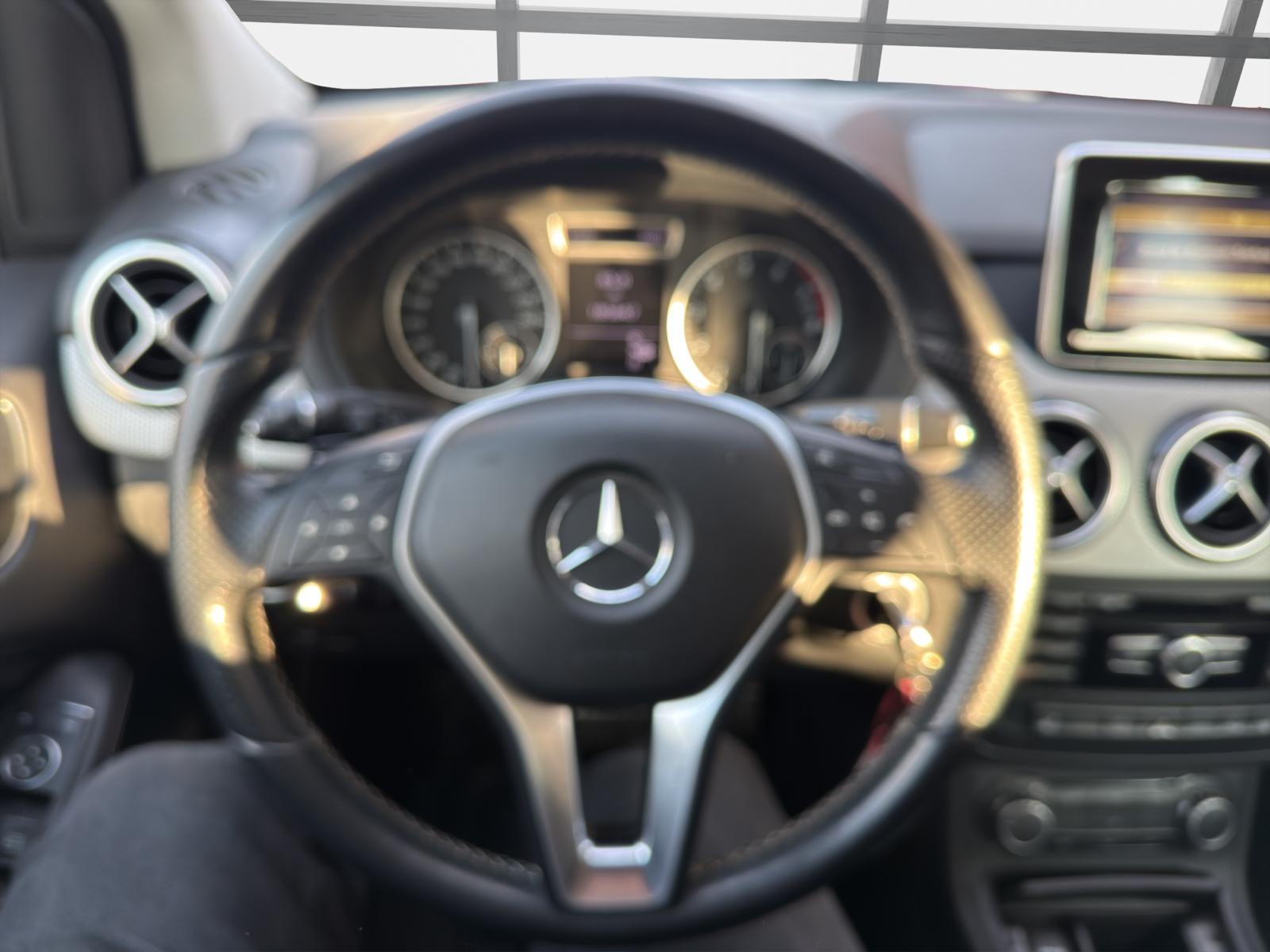 MERCEDES-BENZ B 180 Active Edition-image-6