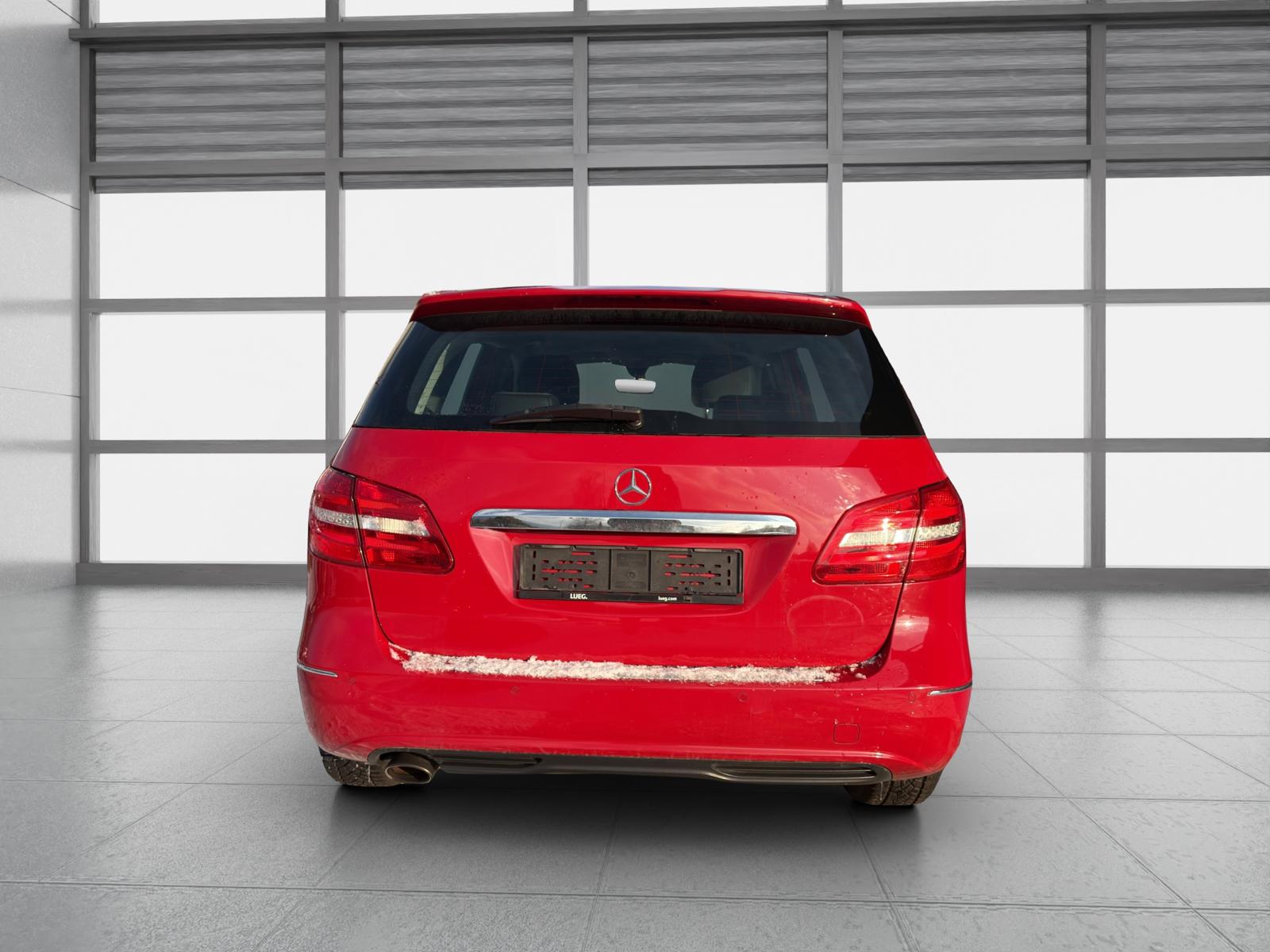 MERCEDES-BENZ B 180 Active Edition-image-3