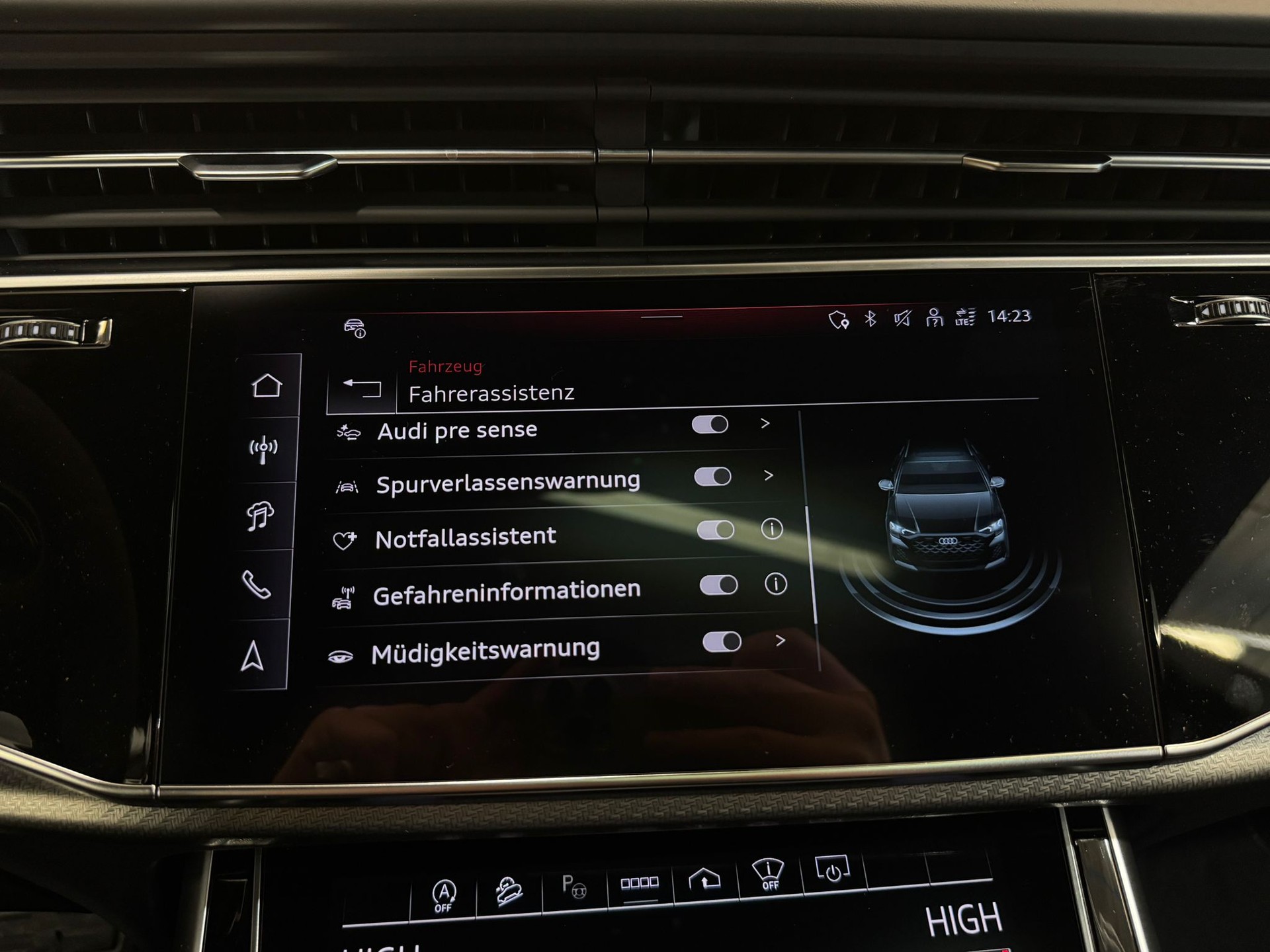 AUDI RSQ8 performance quattro *5 Jahre / 100'000km Werksgarantie & Gratis Service Paket*-image-26