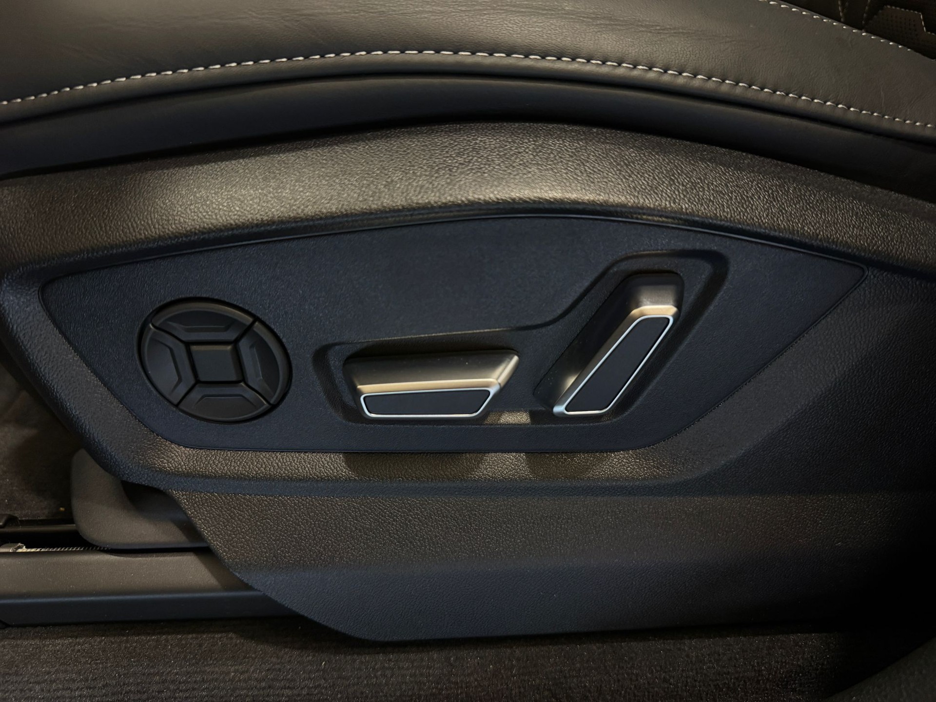 AUDI RSQ8 performance quattro *5 Jahre / 100'000km Werksgarantie & Gratis Service Paket*-image-11