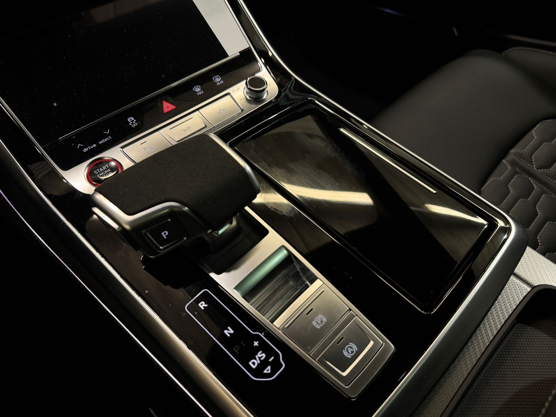 AUDI RSQ8 performance quattro *5 Jahre / 100'000km Werksgarantie & Gratis Service Paket*-image-18