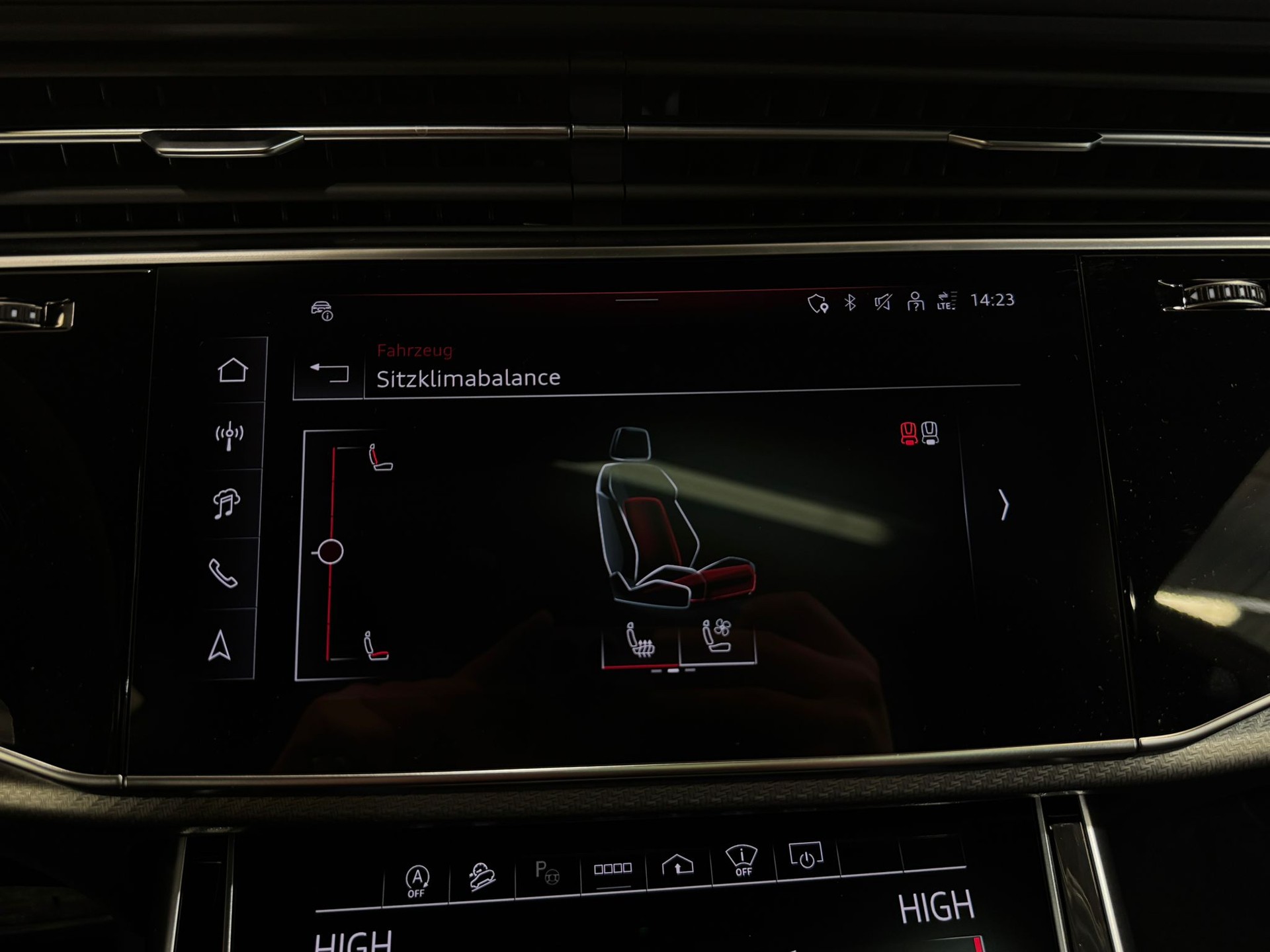 AUDI RSQ8 performance quattro *5 Jahre / 100'000km Werksgarantie & Gratis Service Paket*-image-25