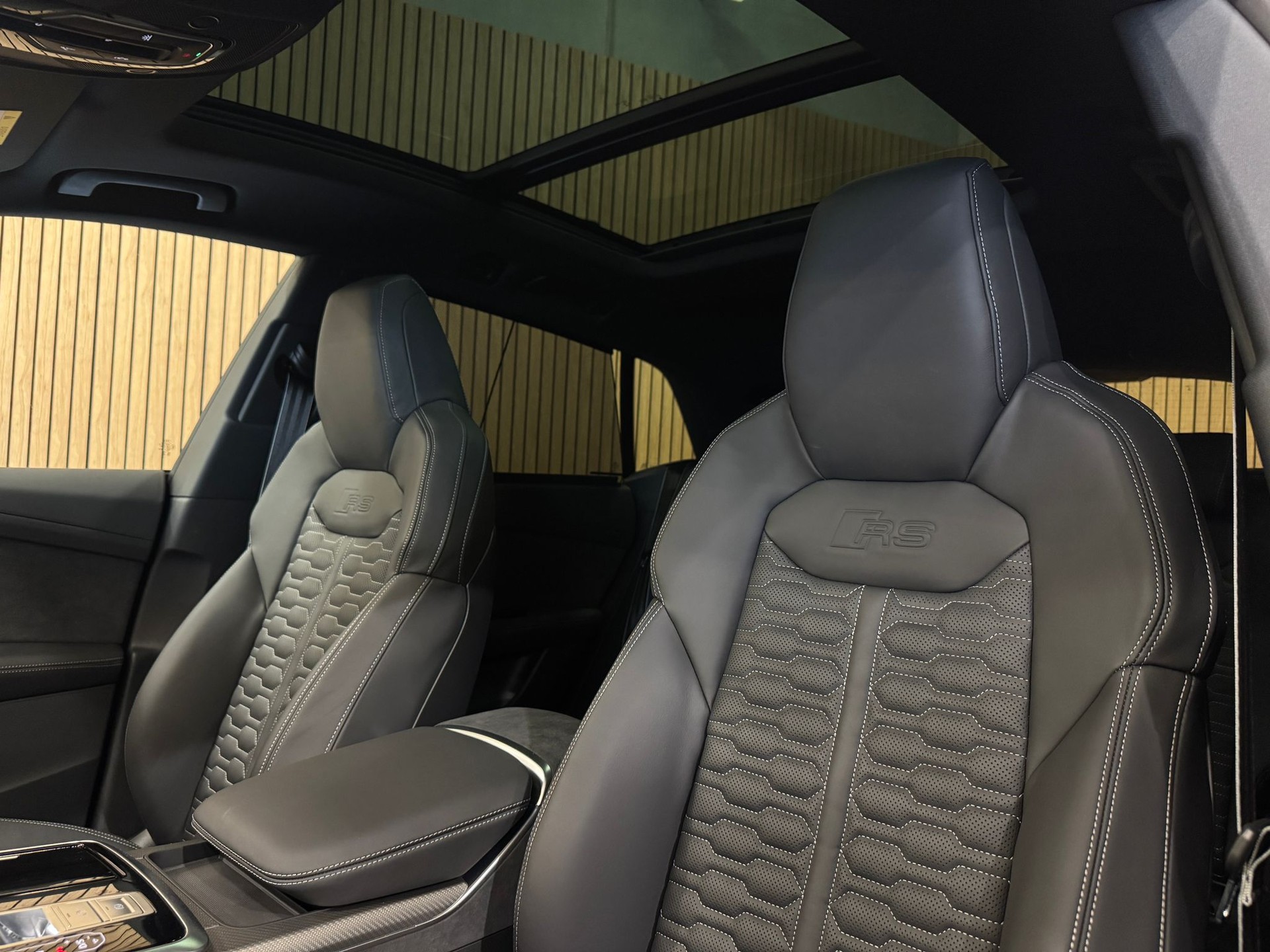 AUDI RSQ8 performance quattro *5 Jahre / 100'000km Werksgarantie & Gratis Service Paket*-image-28