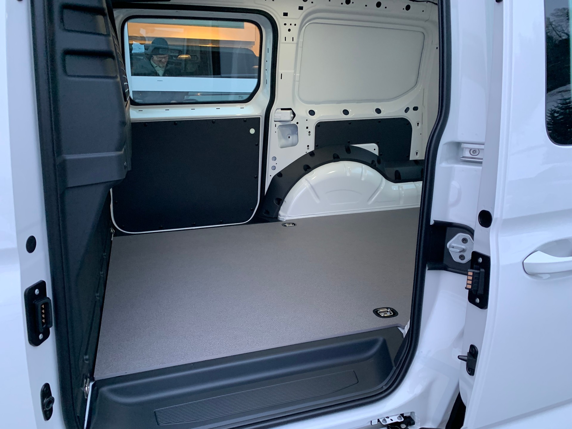 VW Caddy Cargo 2.0TDI Maxi 4Motion-image-16