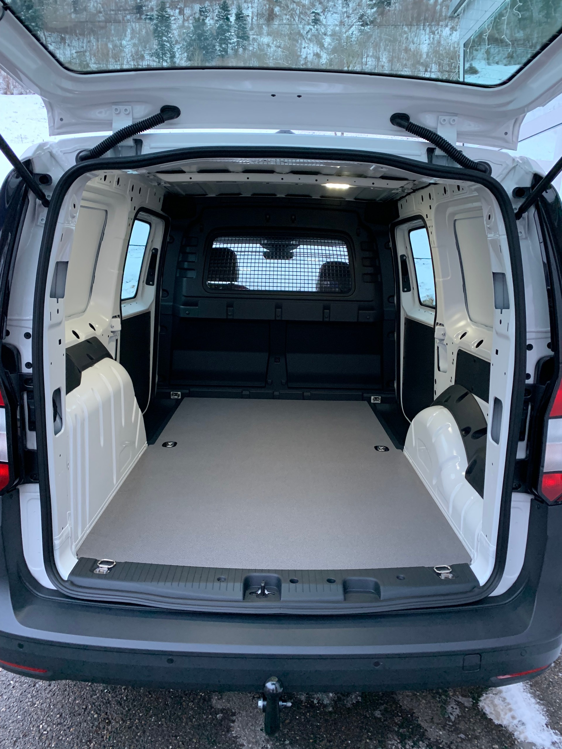 VW Caddy Cargo 2.0TDI Maxi 4Motion-image-17