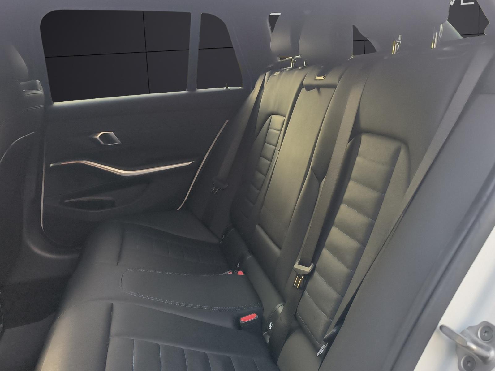 BMW 320d xDrive SAG Touring-image-12