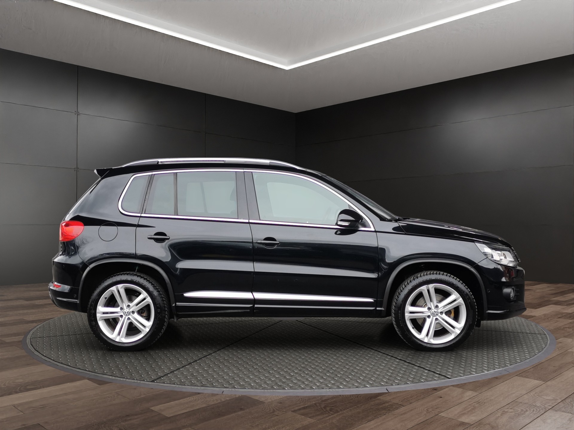 VW Tiguan 2.0 TDI BlueMotion R-Line 4Motion DSG-image-4
