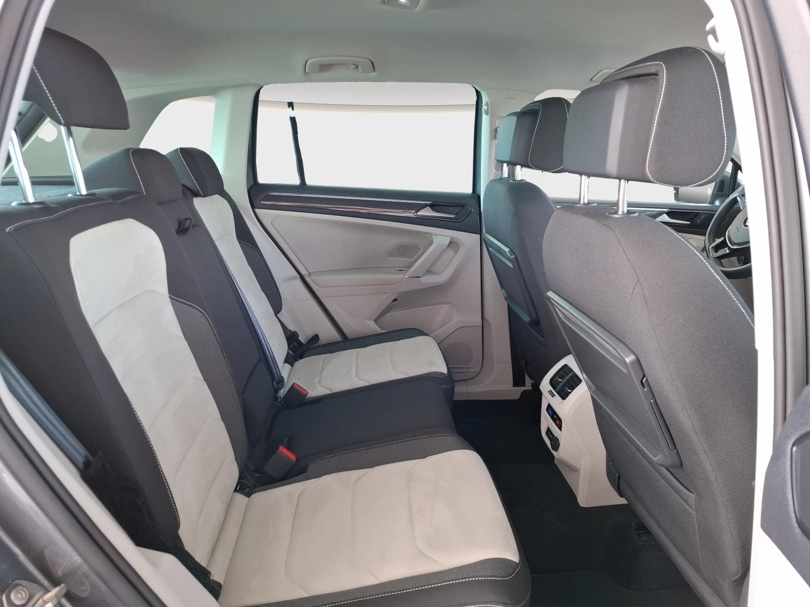 VW Tiguan 2.0TSI Highline 4Motion DSG // ACC Tempomat - Rückfahrkamera - Head-Up Display-image-10