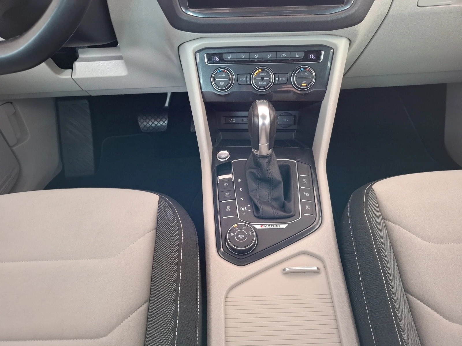 VW Tiguan 2.0TSI Highline 4Motion DSG // ACC Tempomat - Rückfahrkamera - Head-Up Display-image-12