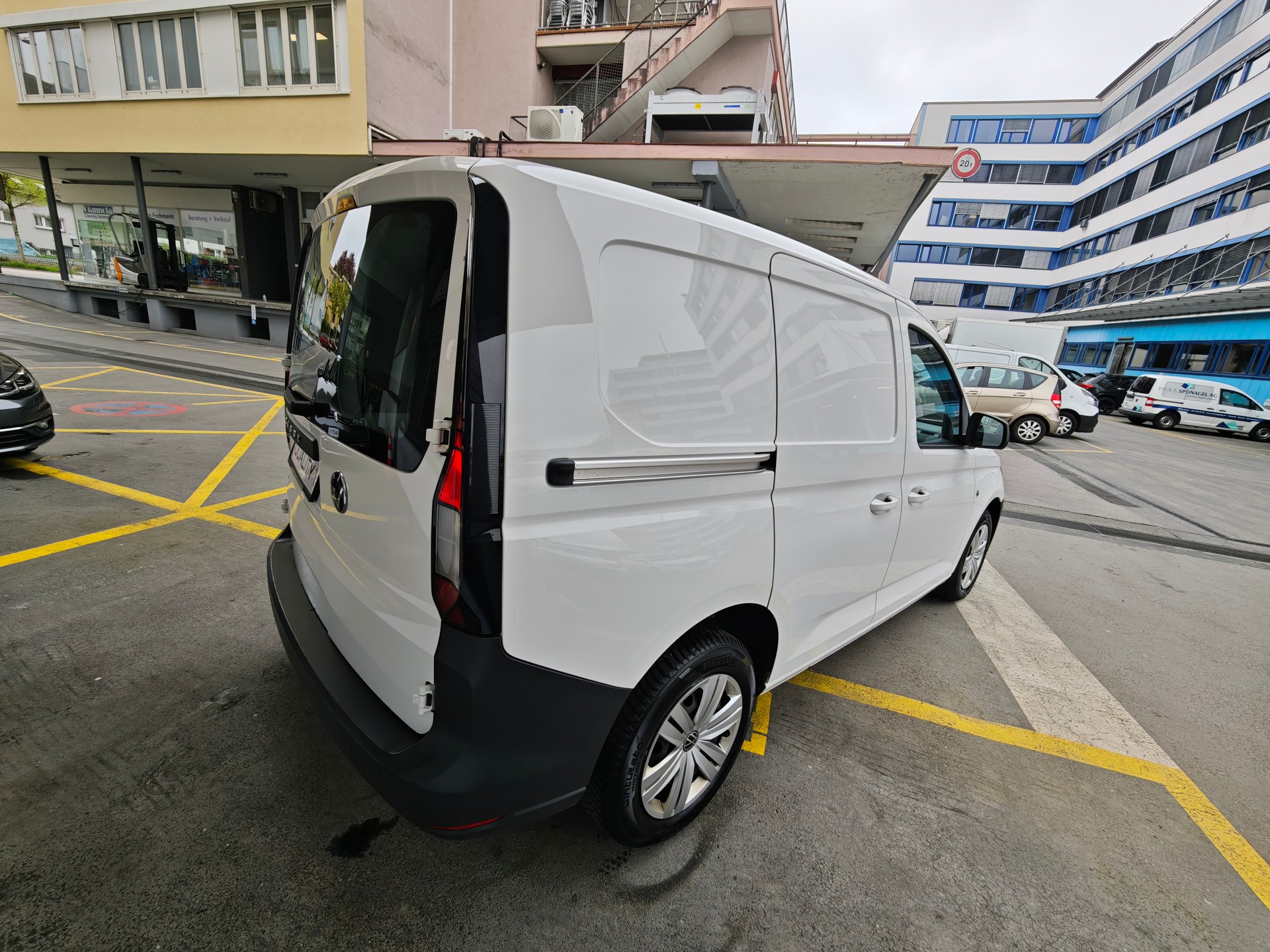 VW Caddy Cargo 2.0TDI Entry-image-5