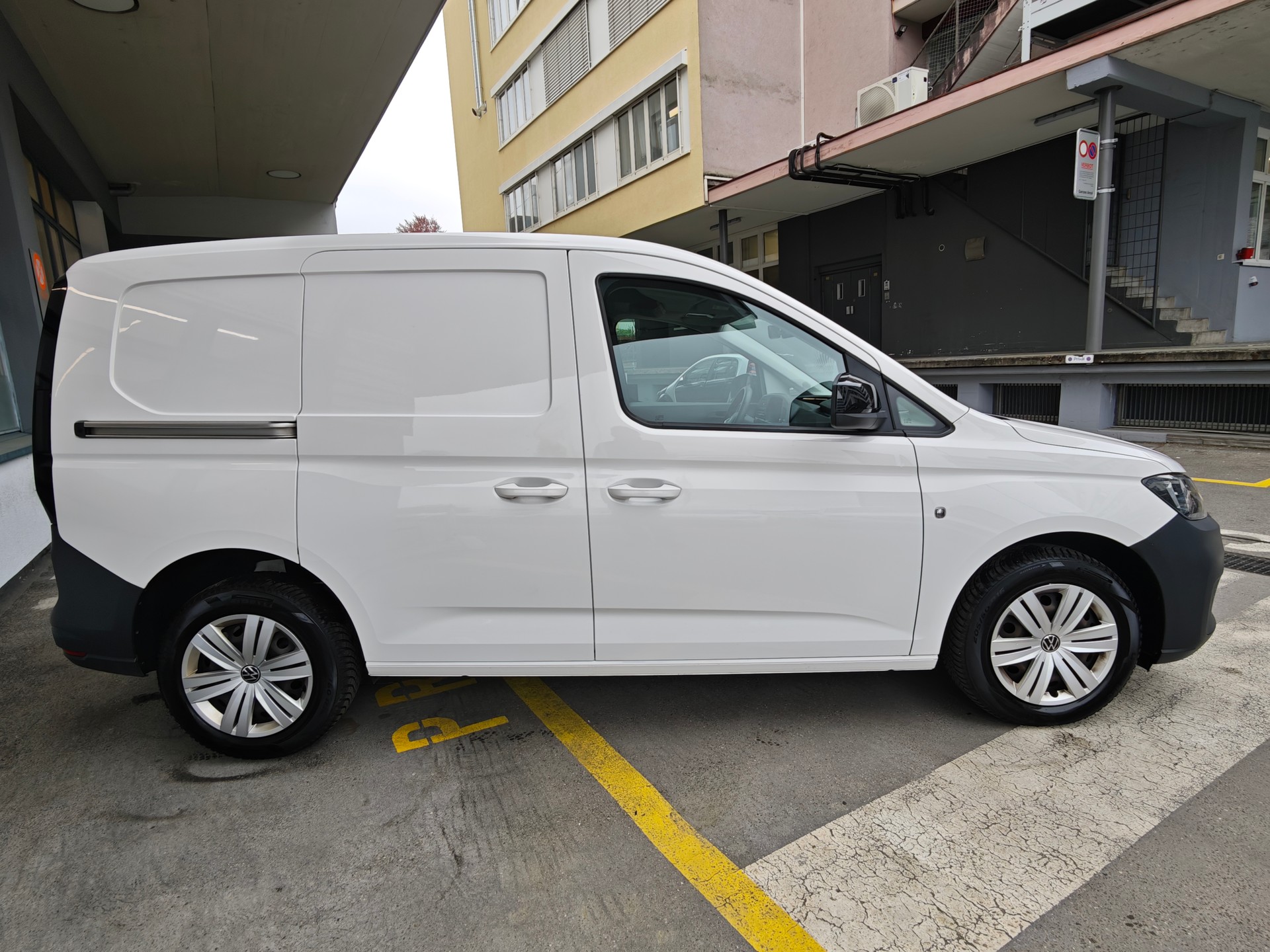 VW Caddy Cargo 2.0TDI Entry-image-4