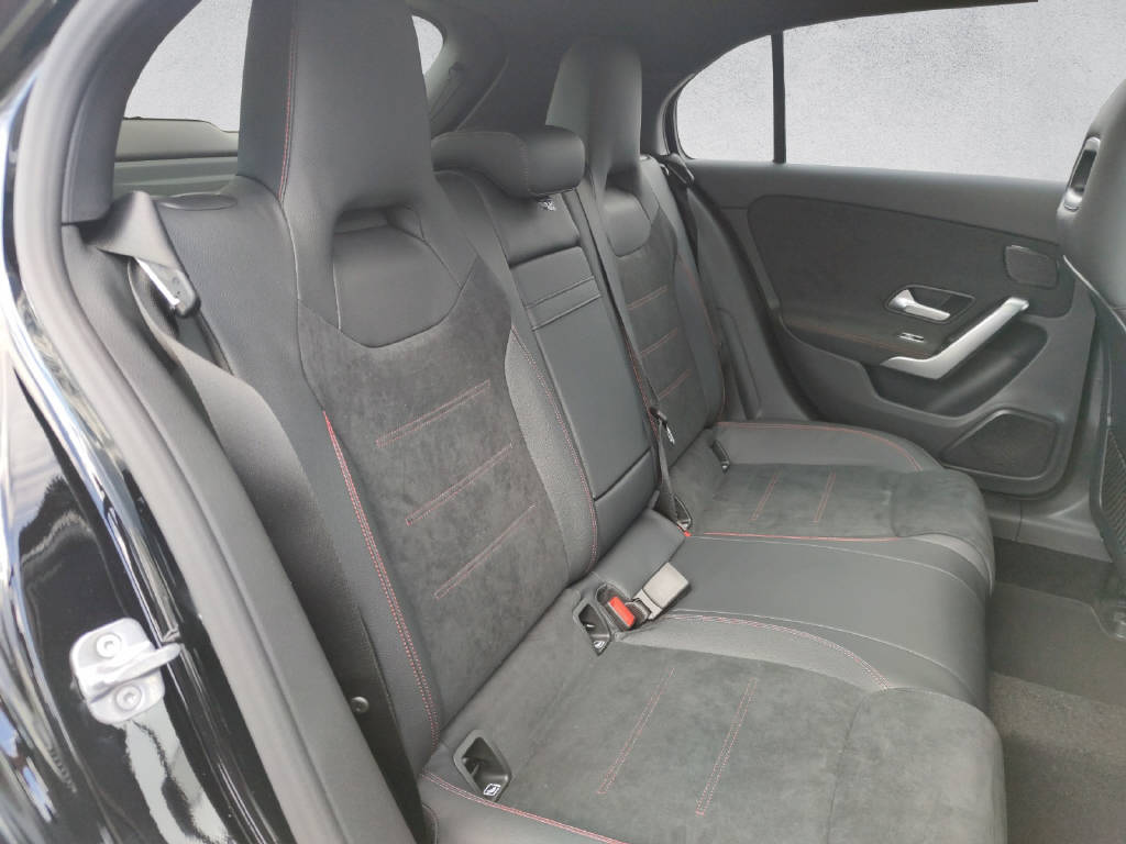 MERCEDES-BENZ A 250 AMG Line 4Matic-image-12