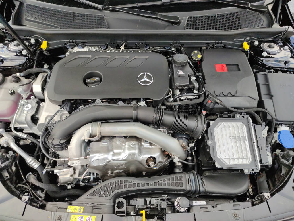 MERCEDES-BENZ A 250 AMG Line 4Matic-image-8
