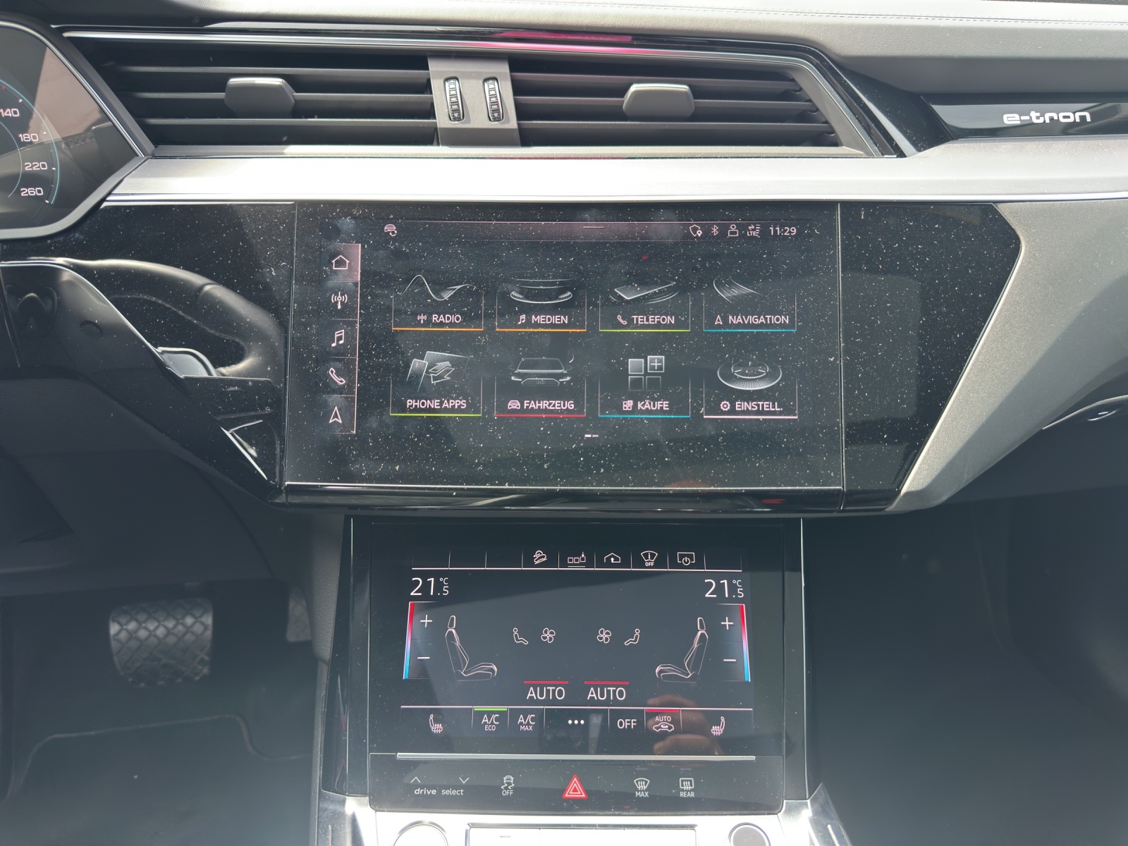 AUDI e-tron 55 Advanced quattro-image-10
