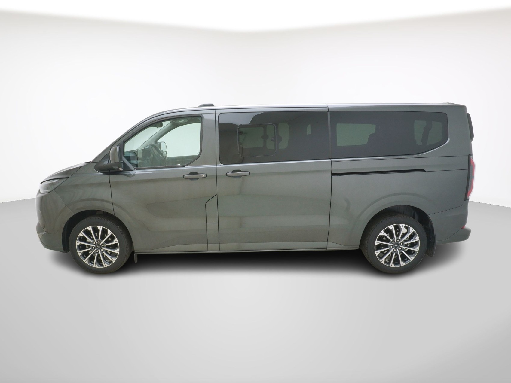 FORD E-TOURNEO Custom L2 Titanium X-showroom-element-1