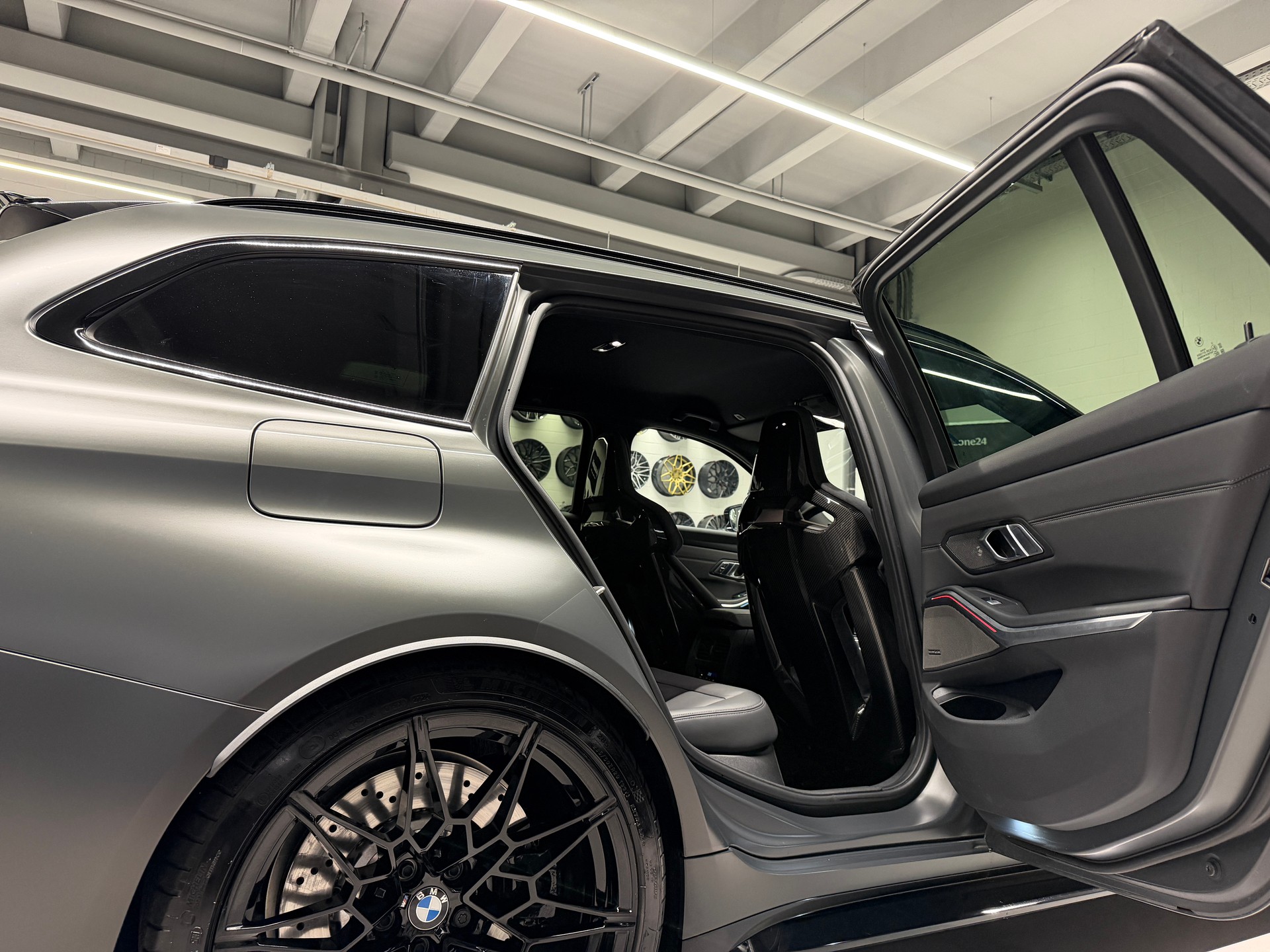 BMW M3 Competition xDrive Touring *BMW Individual Frozen Pure Grey*M Schalensitze Carbon*Werksgarantie*-image-21