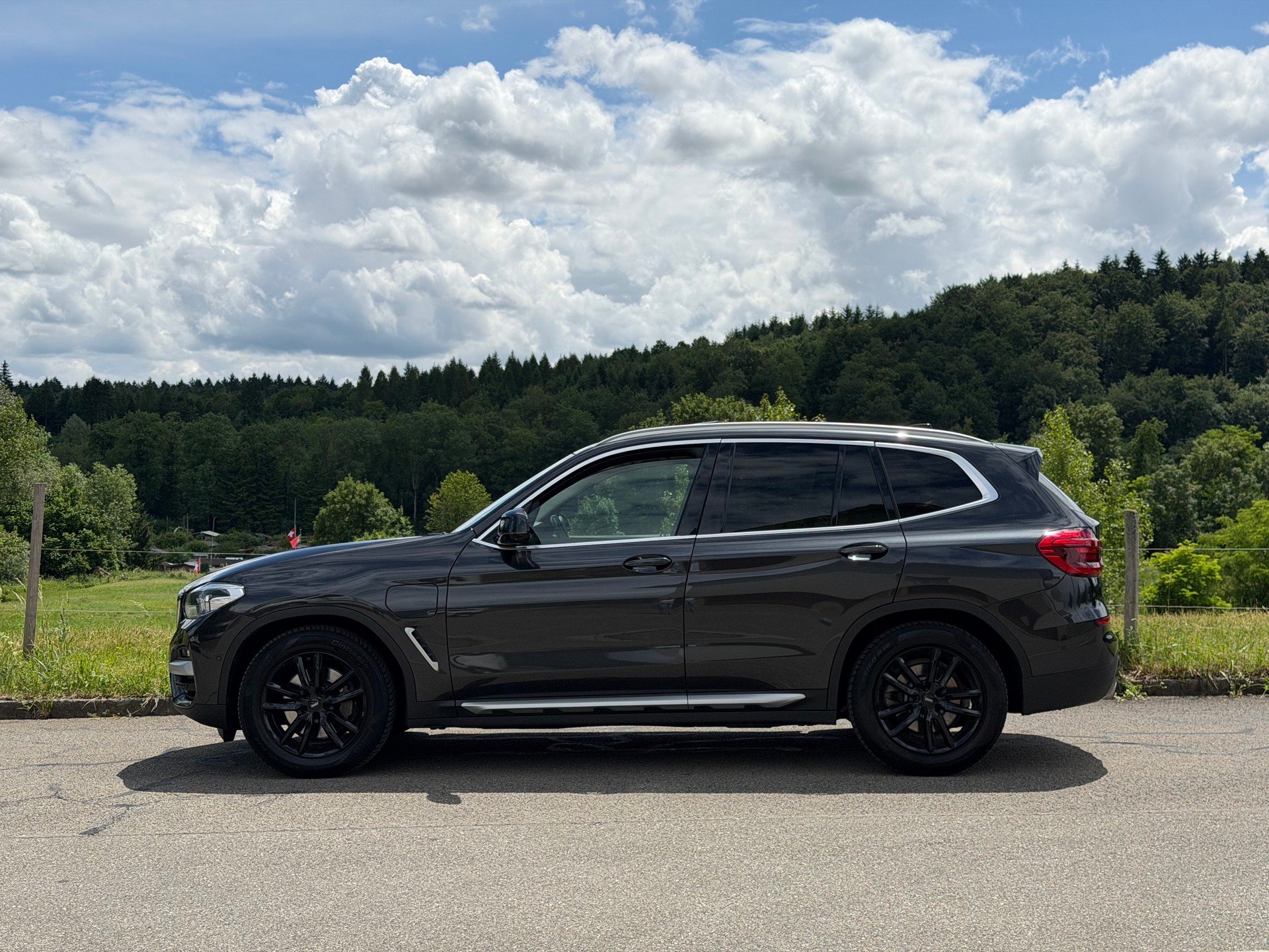 BMW 30e xDrive-image-2