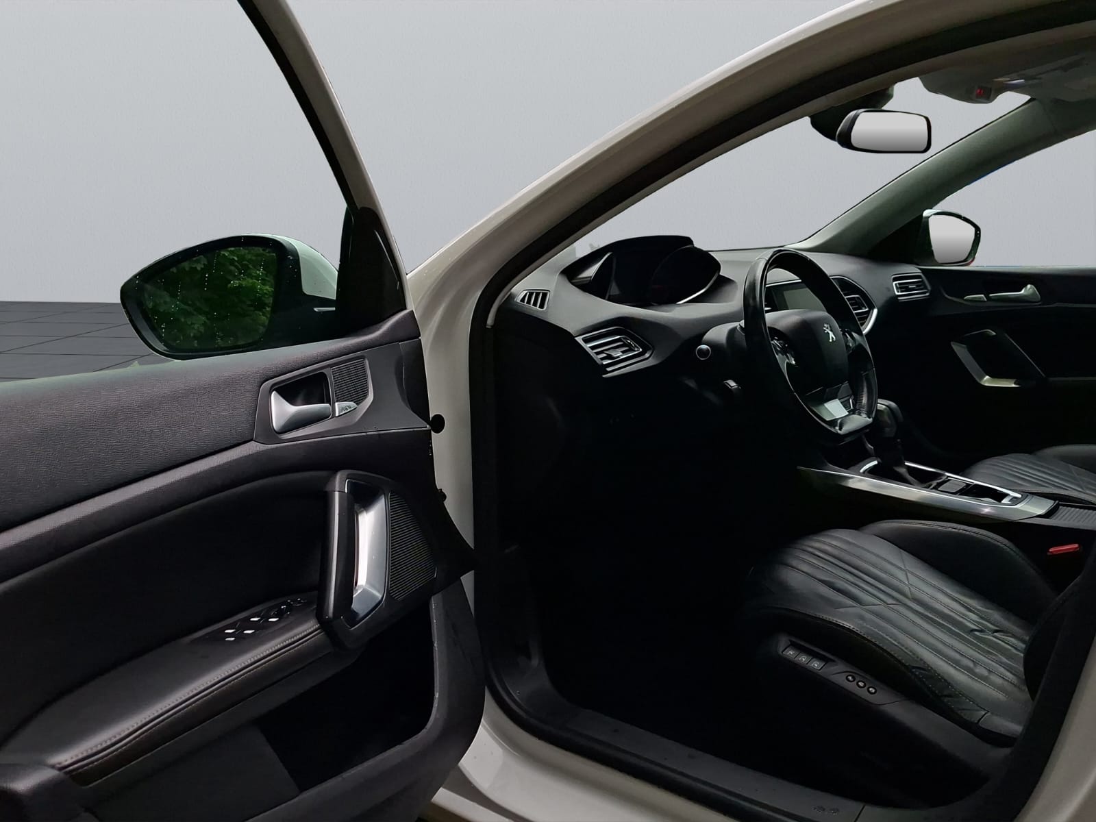 PEUGEOT 308 SW 1.2 THP Allure Automatic-image-12
