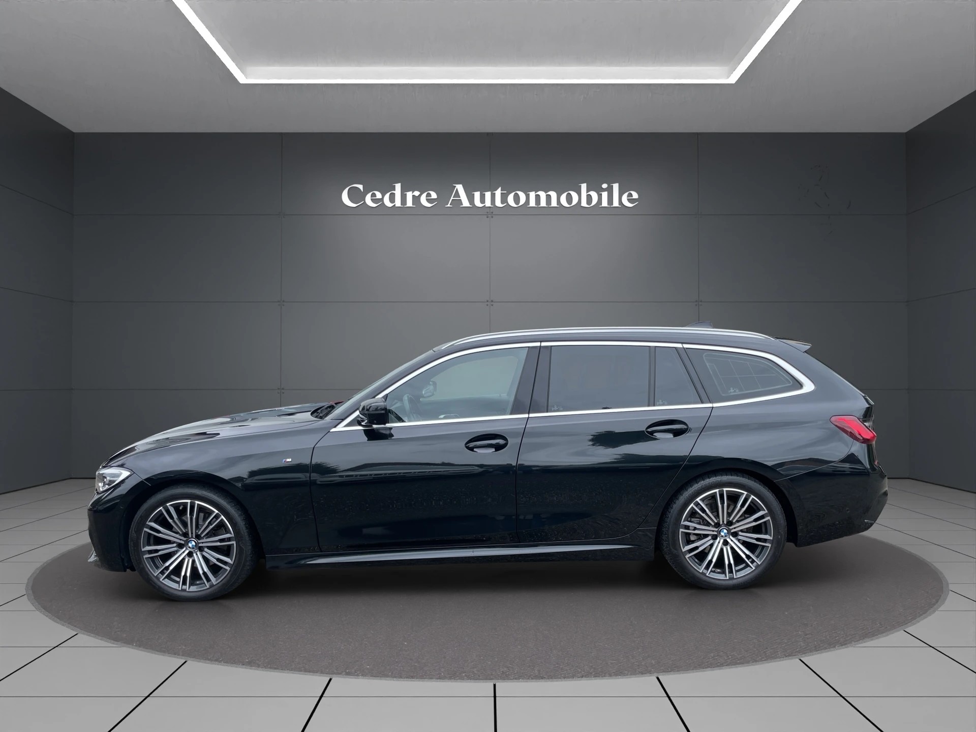 BMW 320d xDrive Touring M Sport Steptronic-image-2