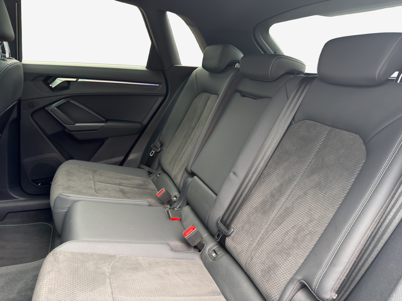 AUDI Q3 35 TFSI S line Attraction S-tronic-image-11