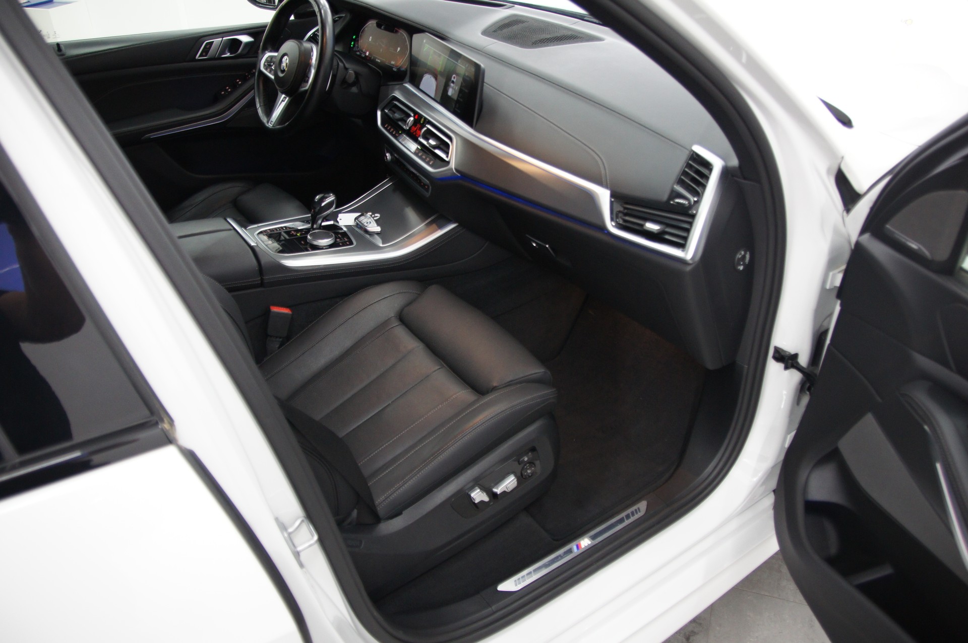 BMW X5 xDrive 48V 40d Steptronic-image-12