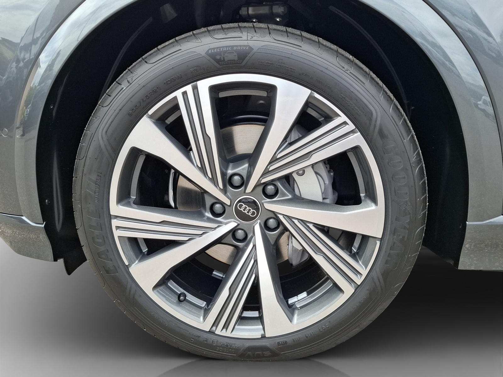 AUDI Q6 Sportback e-tron quattro-image-13