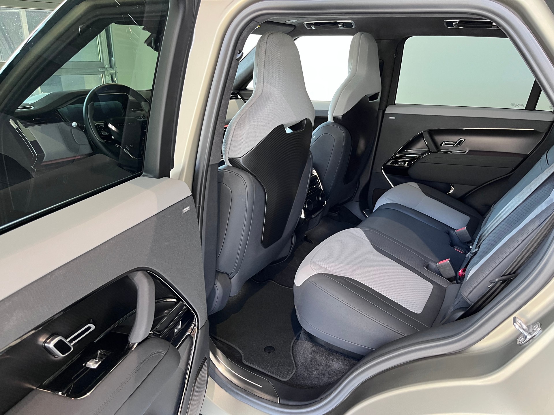 LAND ROVER Range Rover Sport P635 SV EDITION ONE-image-6