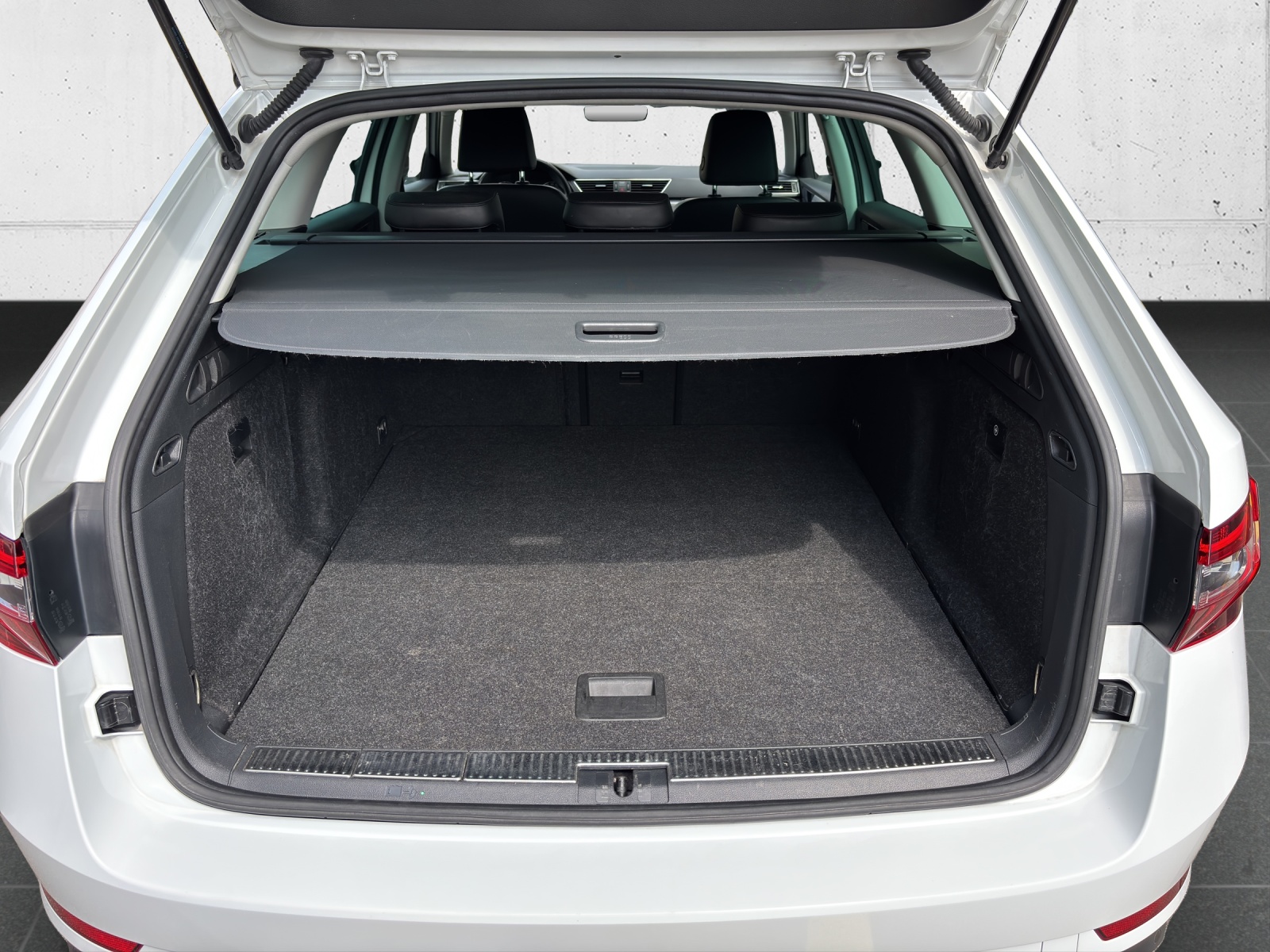 SKODA Superb Combi 2.0 TDi Style 4x4 DSG mit AHK, elektr. Vordersitze mit Memory & Winterräder-image-7