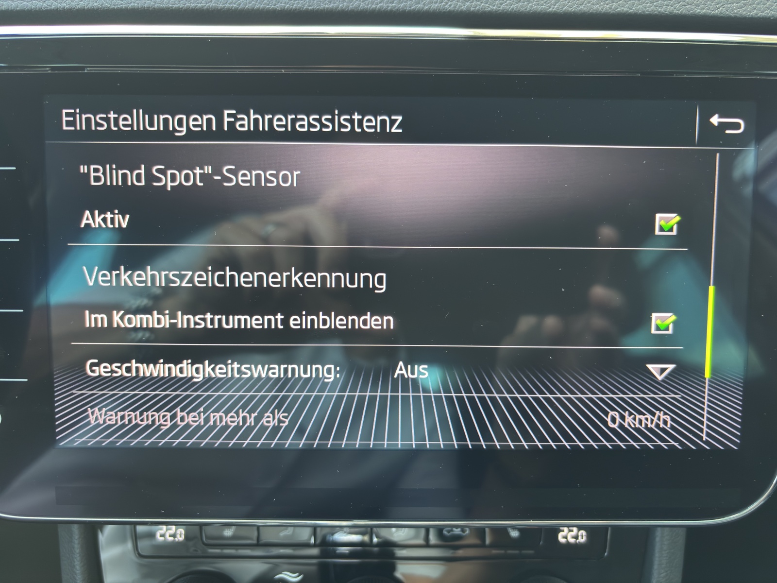 SKODA Superb Combi 2.0 TDi Style 4x4 DSG mit AHK, elektr. Vordersitze mit Memory & Winterräder-image-22