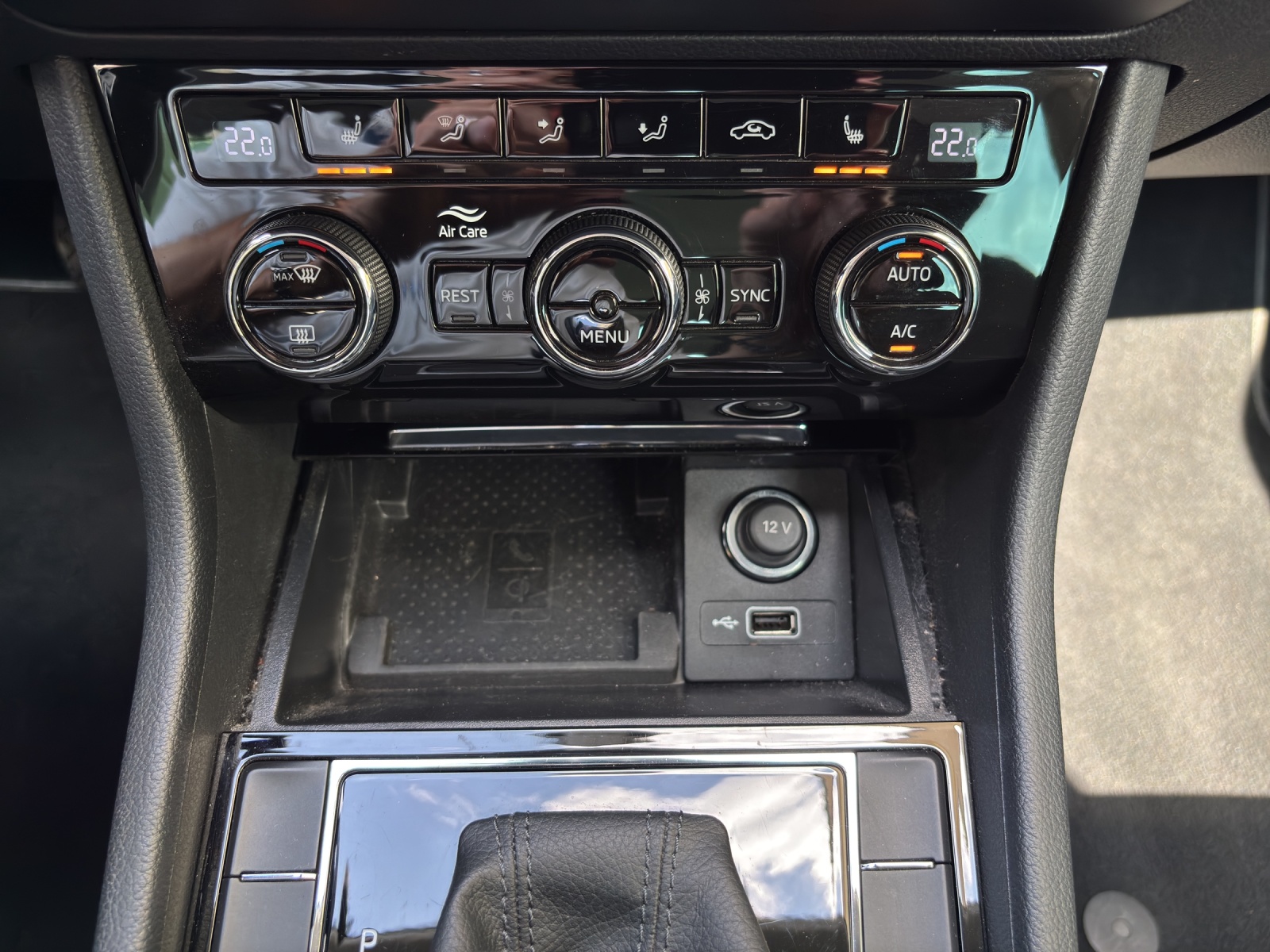 SKODA Superb Combi 2.0 TDi Style 4x4 DSG mit AHK, elektr. Vordersitze mit Memory & Winterräder-image-16
